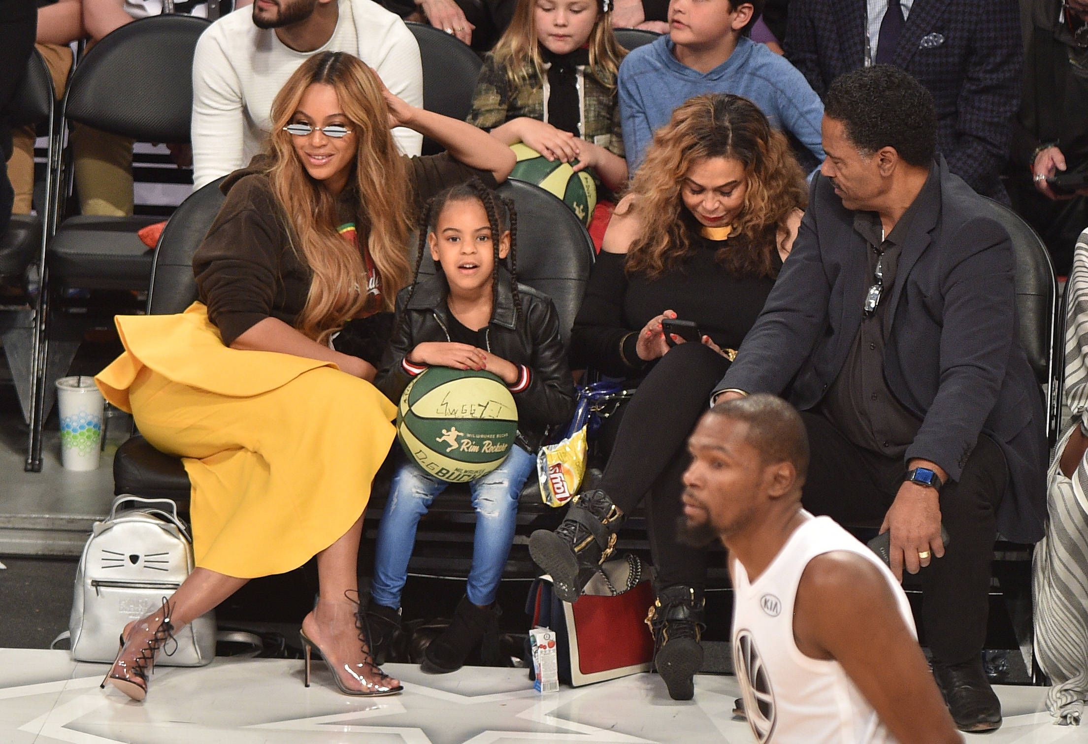 Beyonce mit ihrer Tochter Blue Ivy bei einem Baskettballmatch