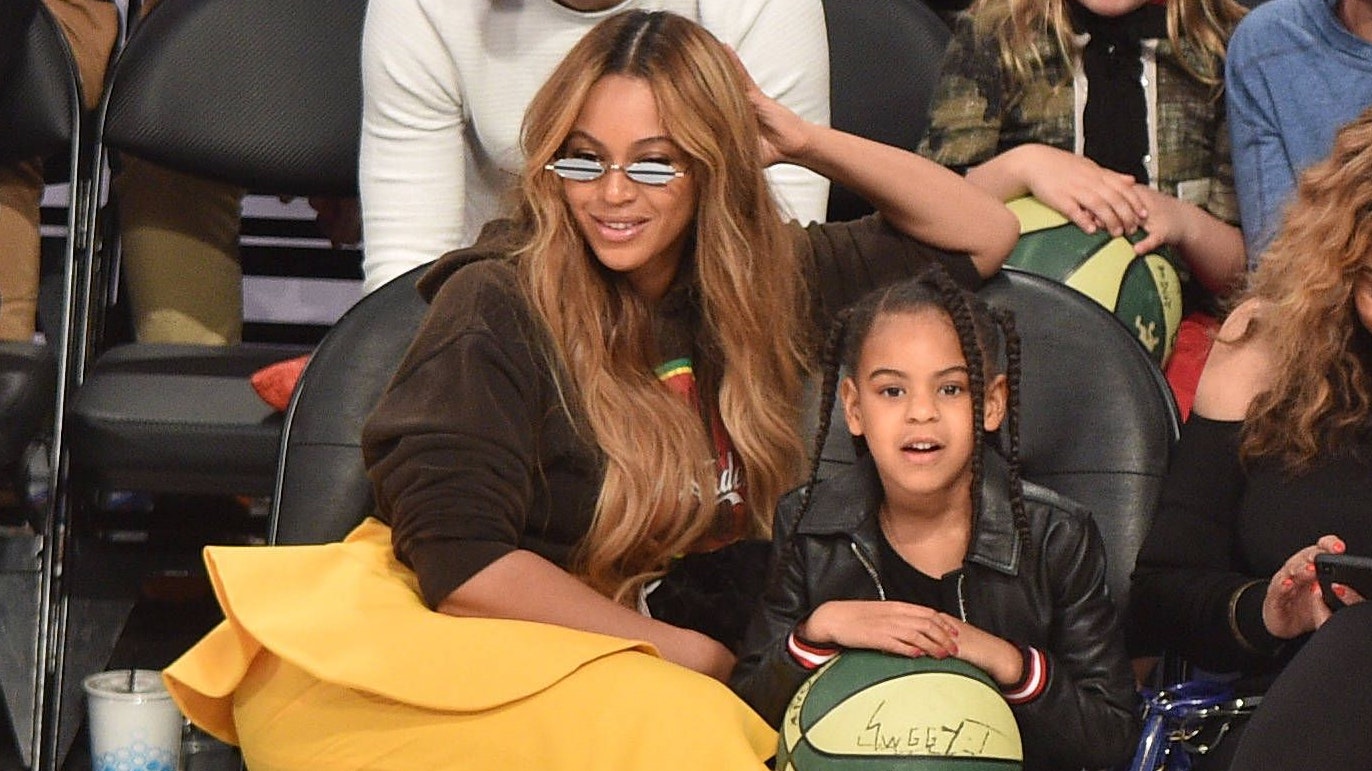 Beyonce mit ihrer Tochter Blue Ivy bei einem Baskettballmatch