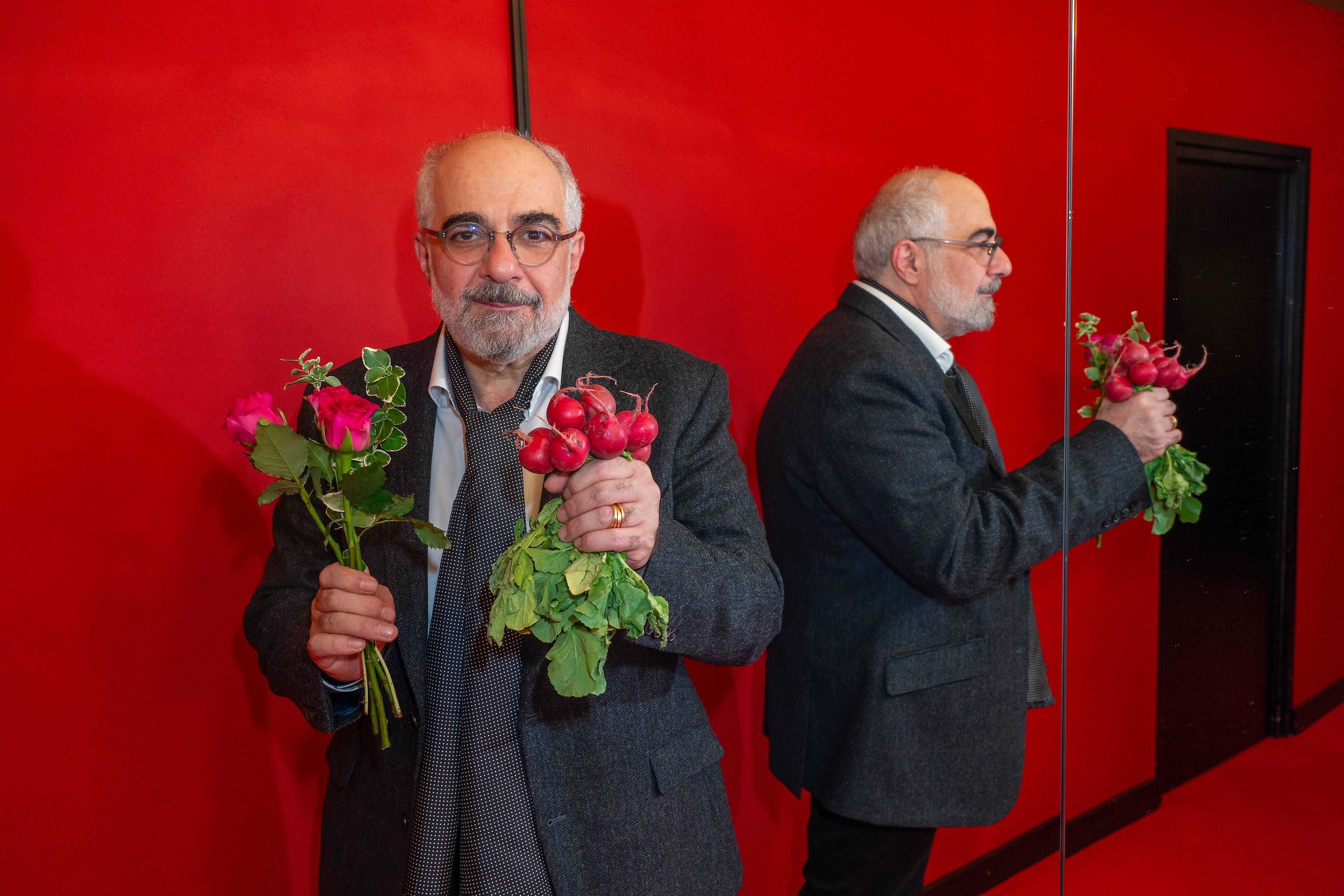 Michael Niavarani streut sich selbst Rosen. Und Radischen…