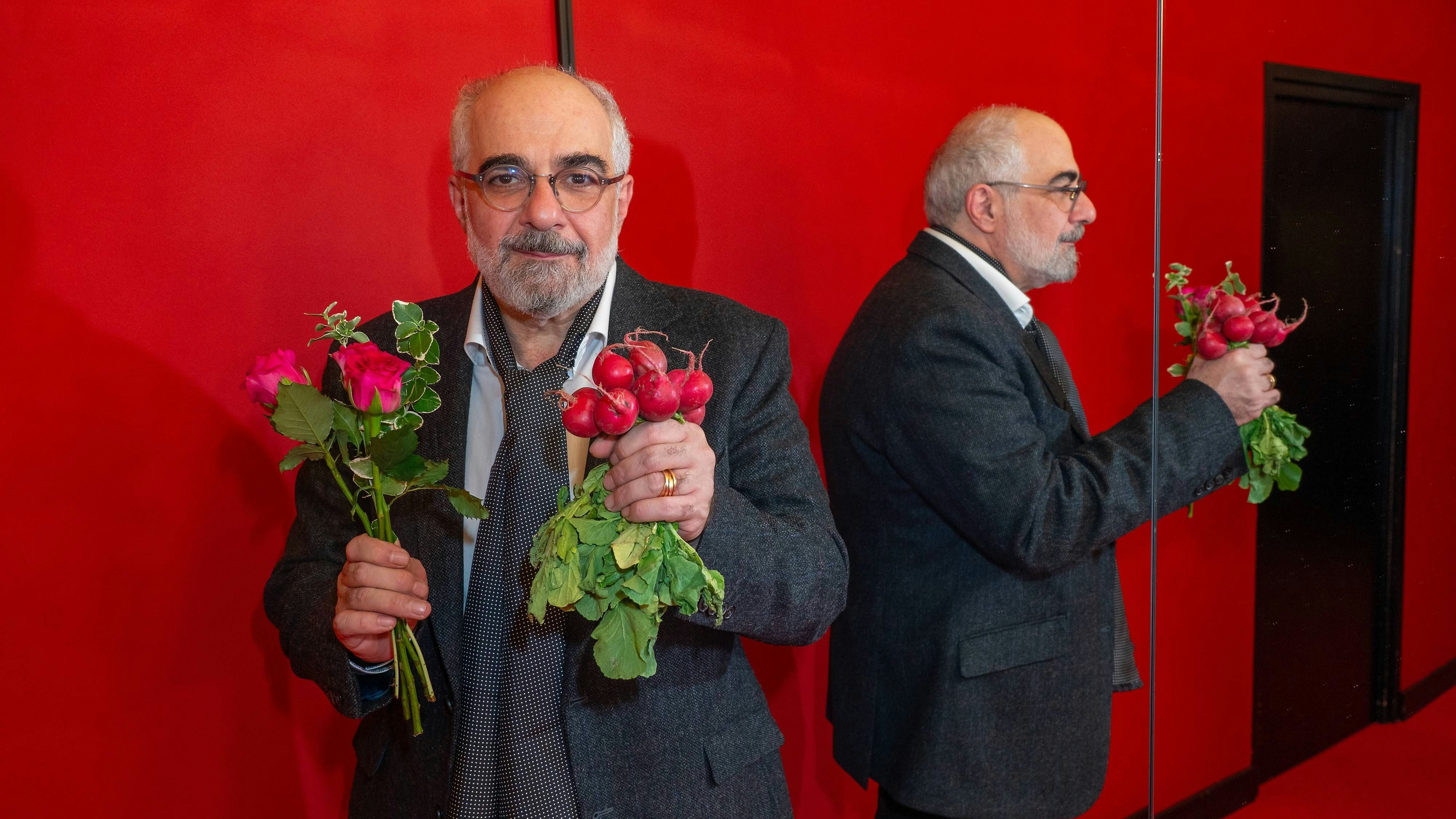 Michael Niavarani streut sich selbst Rosen. Und Radischen…