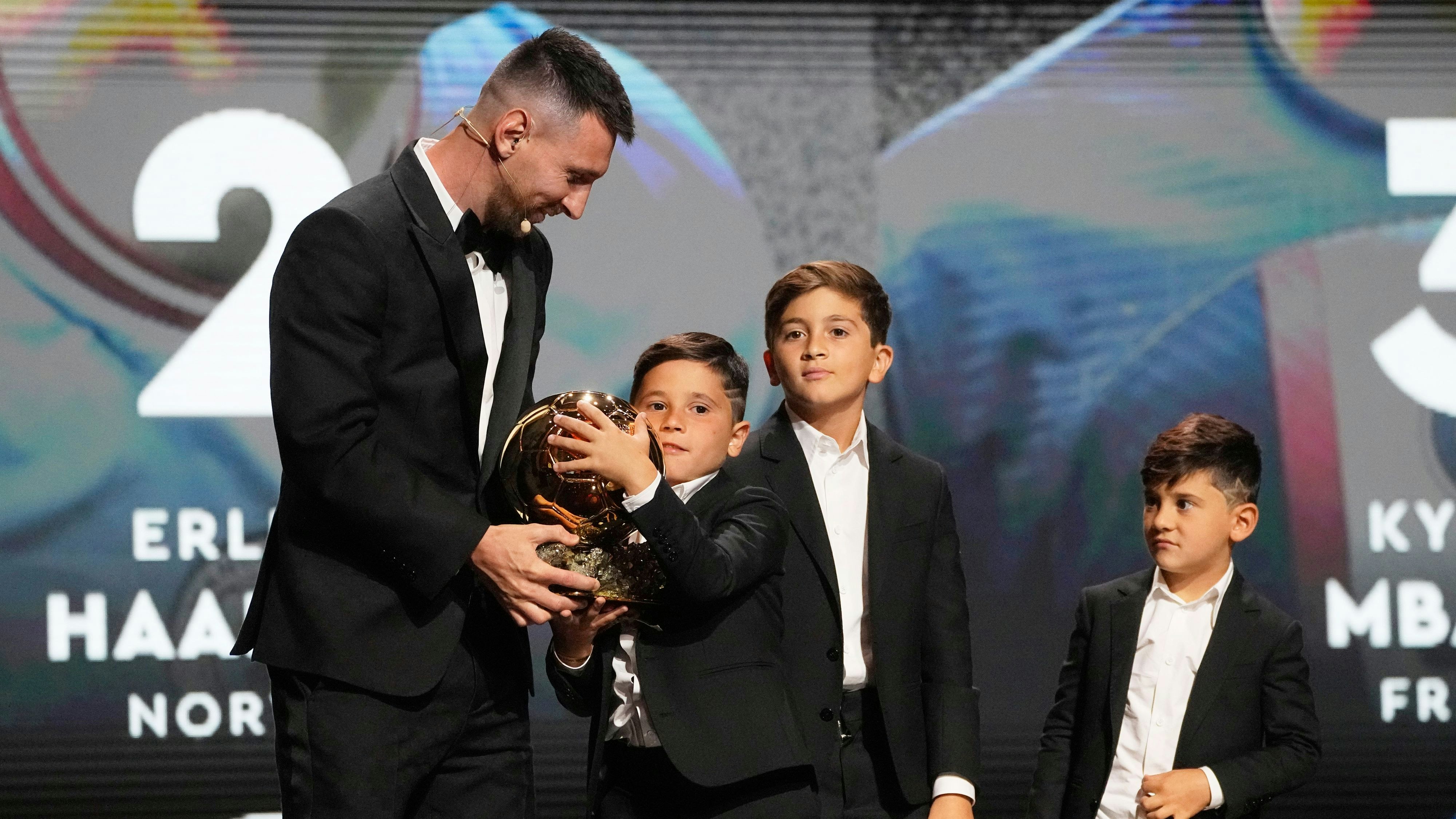 Lionel Messi mit seinen drei Söhnen und dem achten Ballon d'Or.