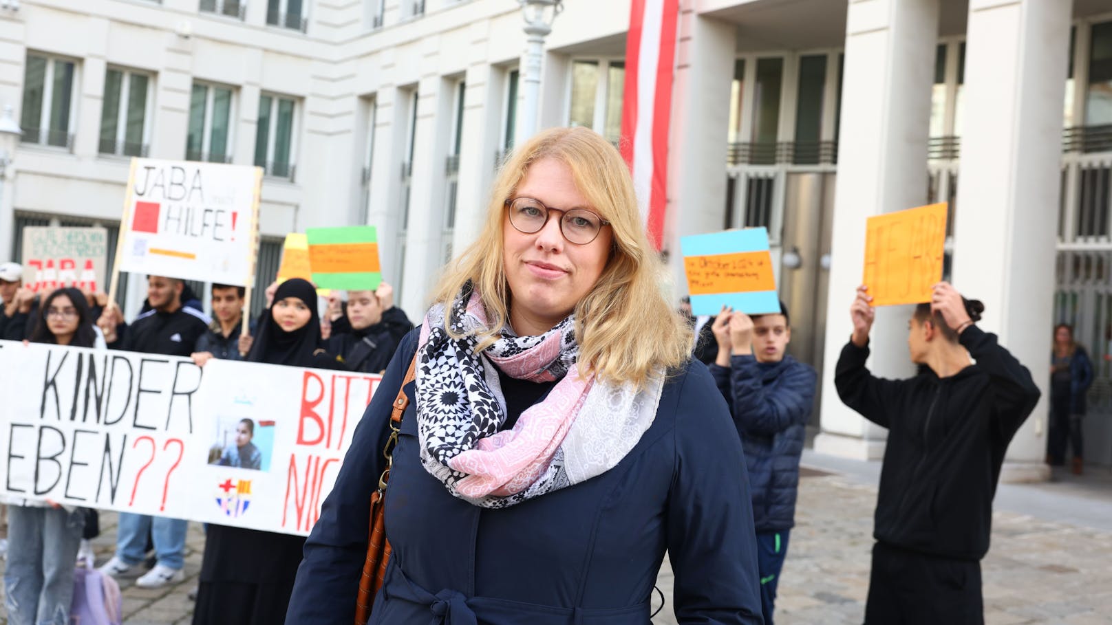 Katharina Glawischnig von Asylkoordination Österreich moderierte die Demo.