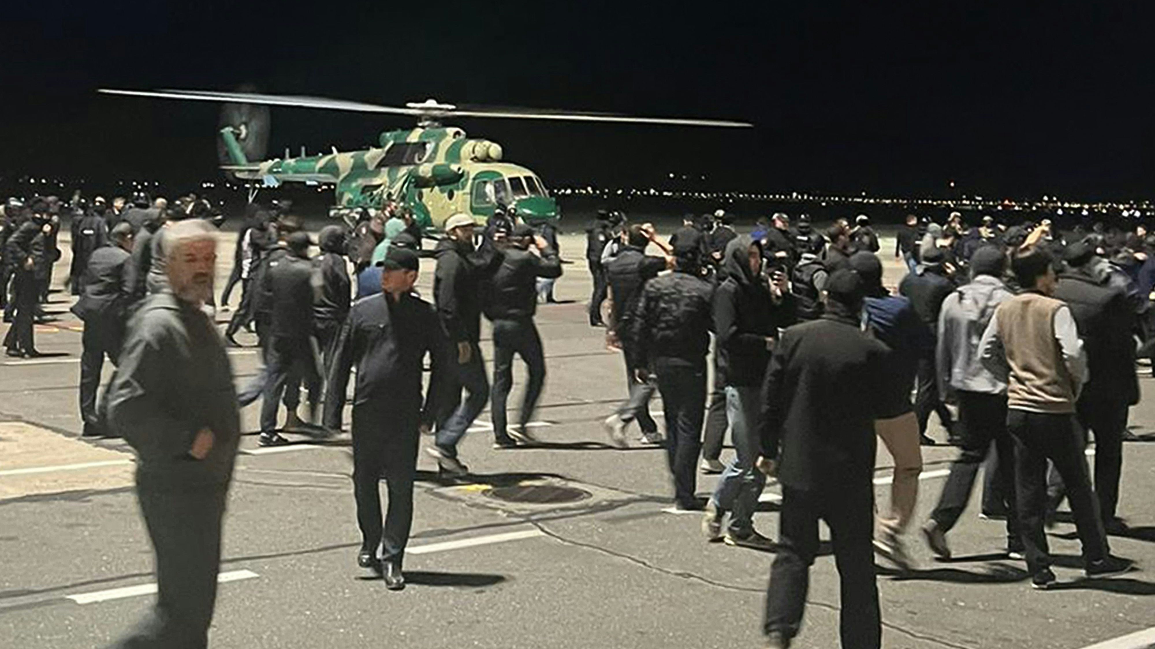 Download von www.picturedesk.com am 30.10.2023 (10:13).  People in the crowd walk shouting antisemitic slogans at an airfield of the airport in Makhachkala, Russia, Monday, Oct. 30, 2023. Russian news agencies and social media say hundreds of people have stormed into the main airport in the Dagestan region and onto the landing field to protest the arrival of an airliner coming from Tel Aviv, Israel. (AP Photo) - 20231029_PD16867 - Rechteinfo: Rights Managed (RM)