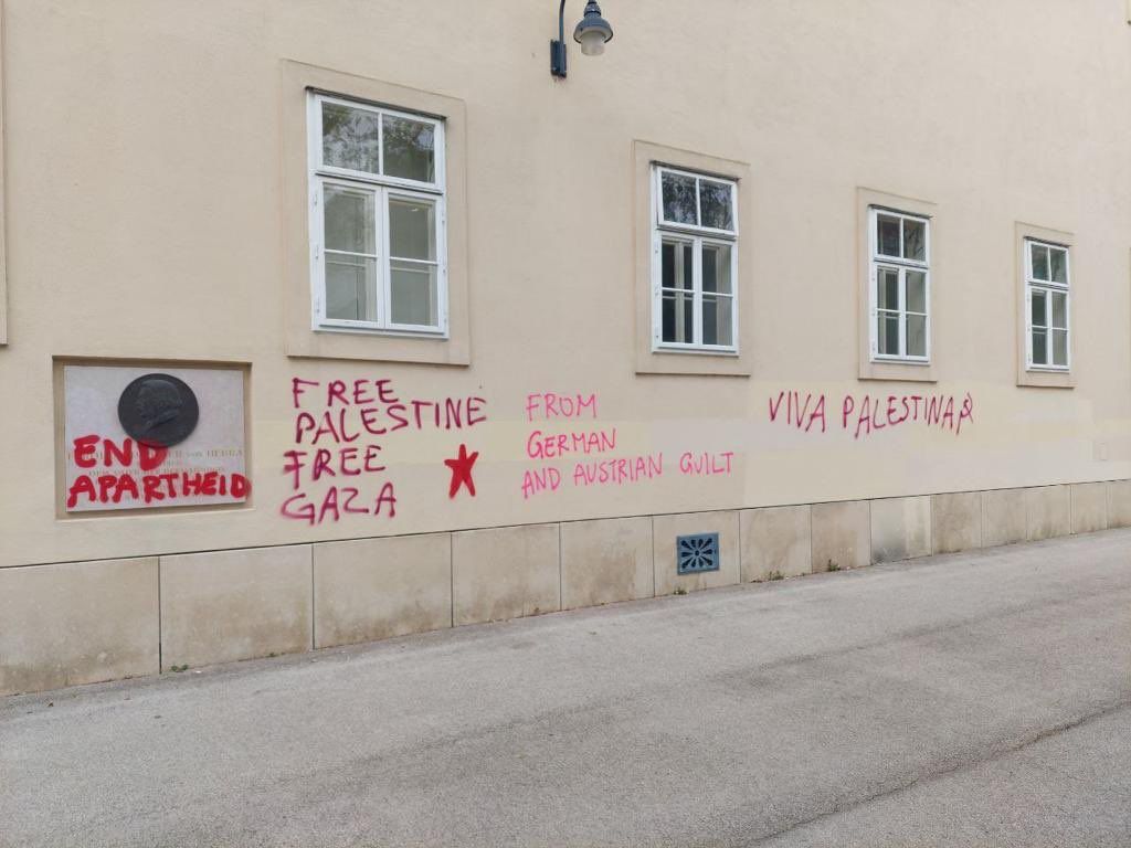 Unbekannte haben mehrere Hauswände am Uni-Campus beschmiert.