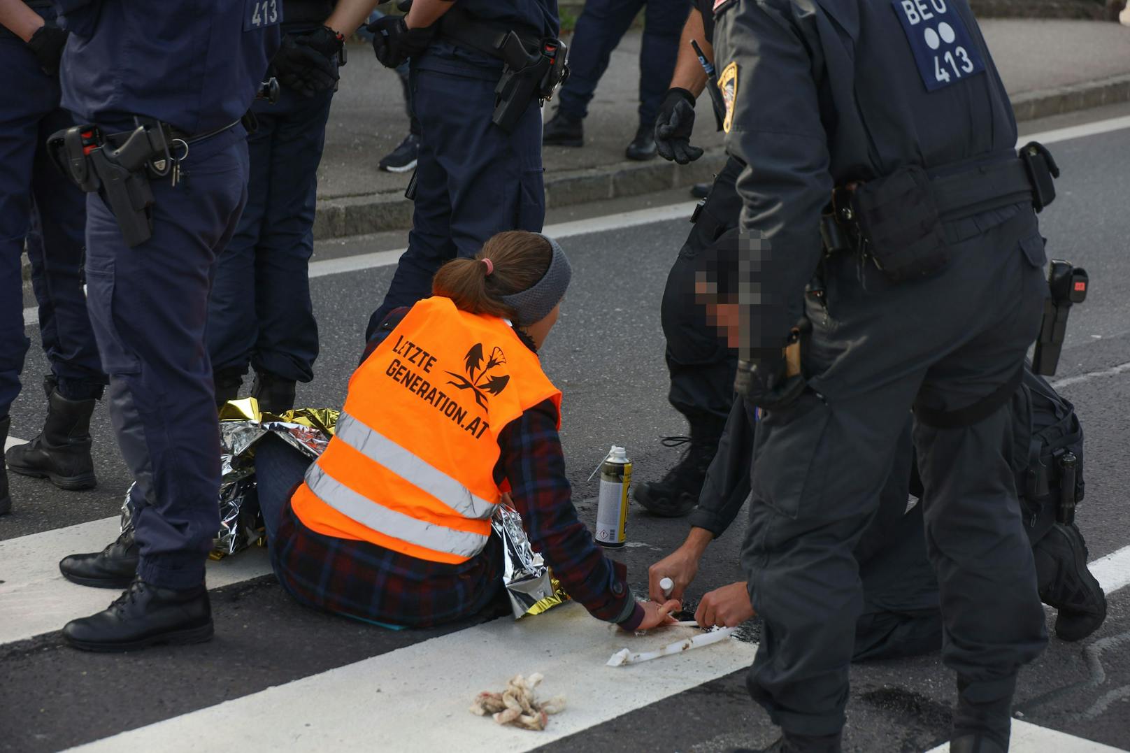 In Attnang-Puchheim klebten sich Aktivisten der "Letzen Generation" auf die Straße.