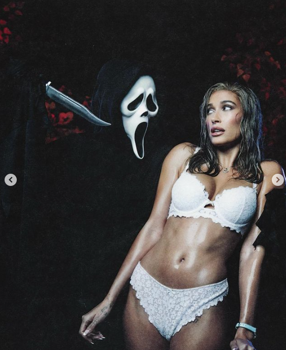 Hailey Bieber als Carmen Electra in Scream