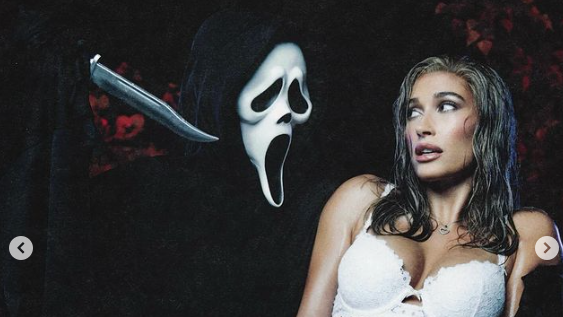 Hailey Bieber als Carmen Electra in Scream