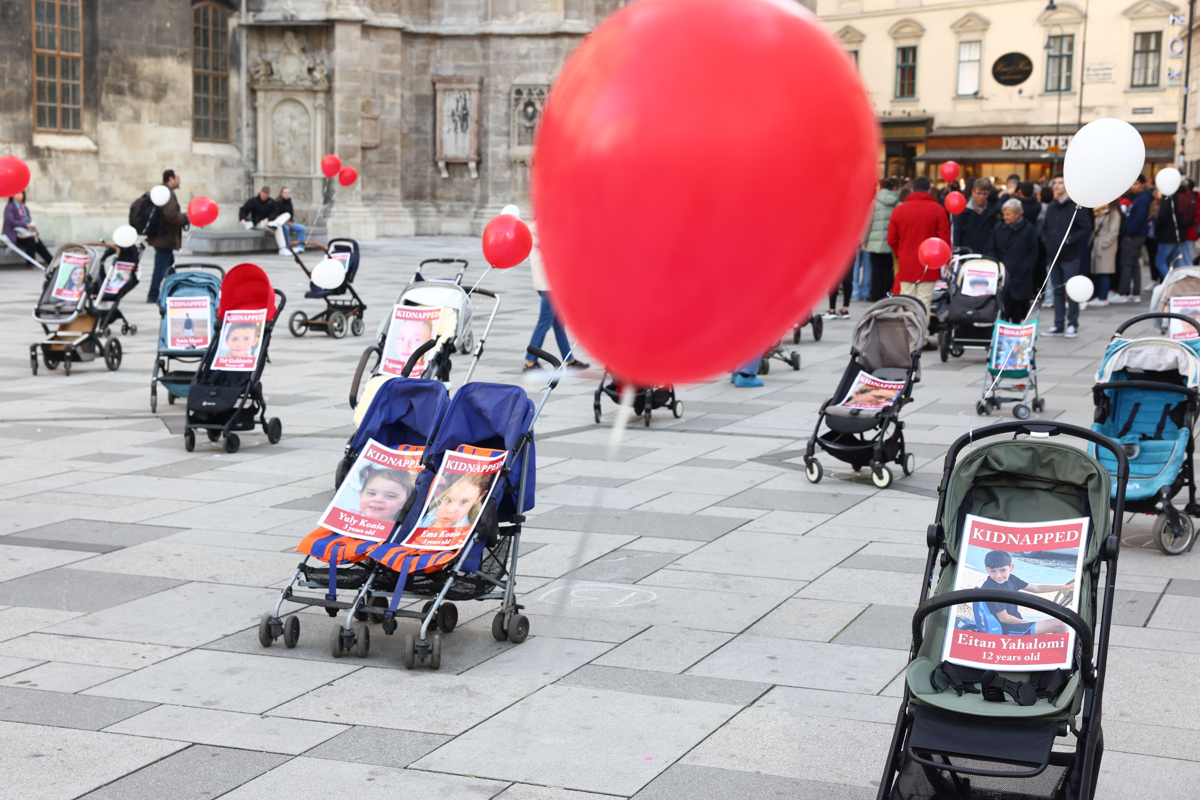Flashmob am Wiener Stephansplatz für gekidnappte israelische Kinder.