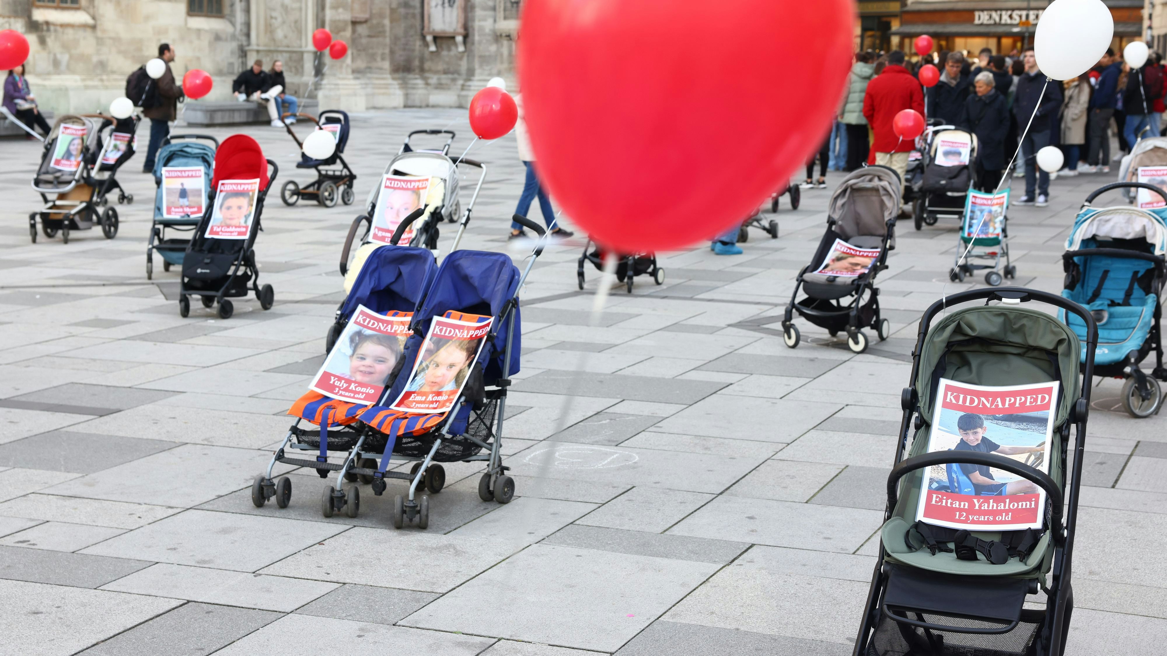 Eltern erinnerten mit Flashmob an gekidnapte israelische Kinder.