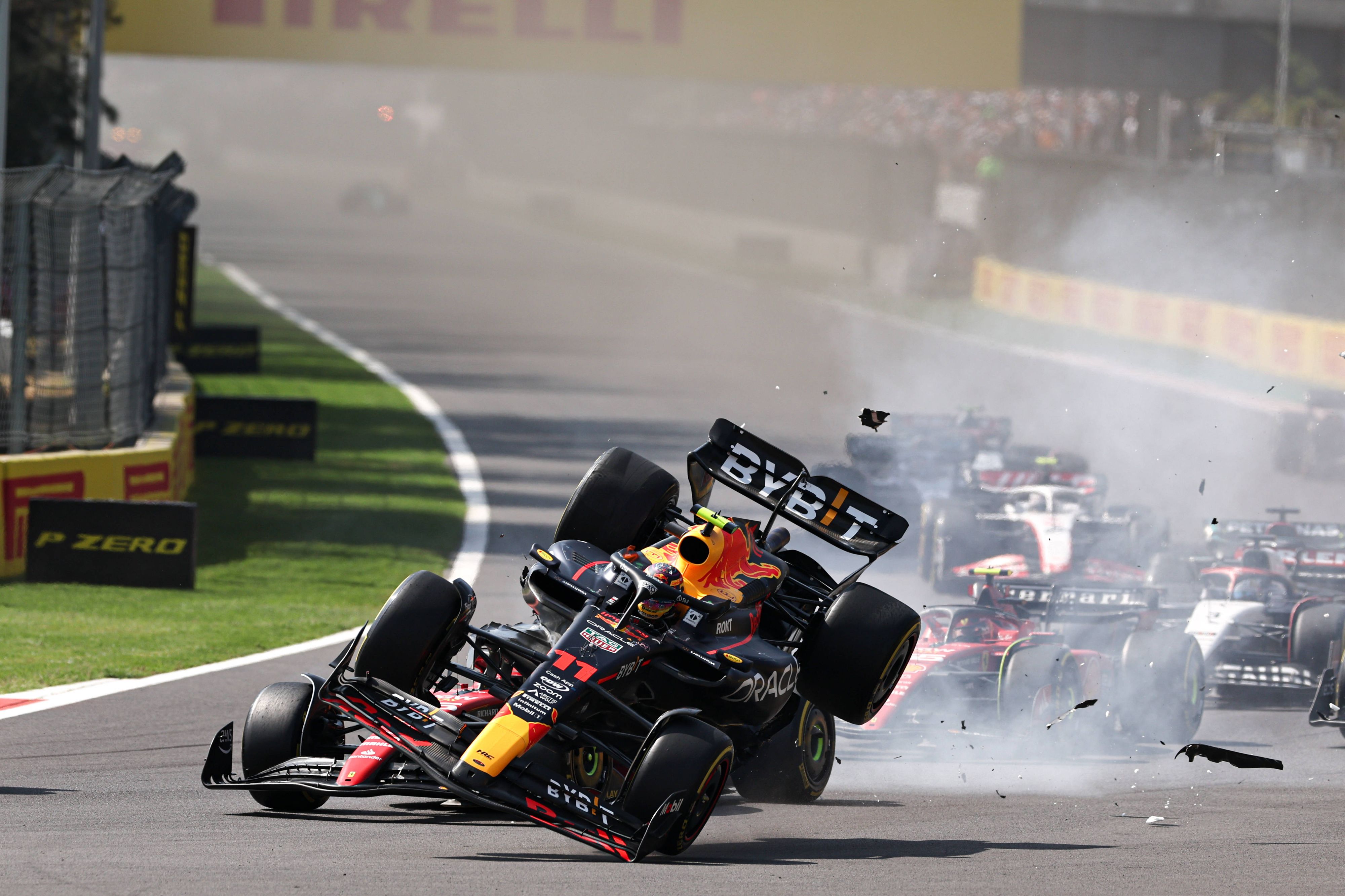 Der Unfall in der ersten Kurve des Rennens.