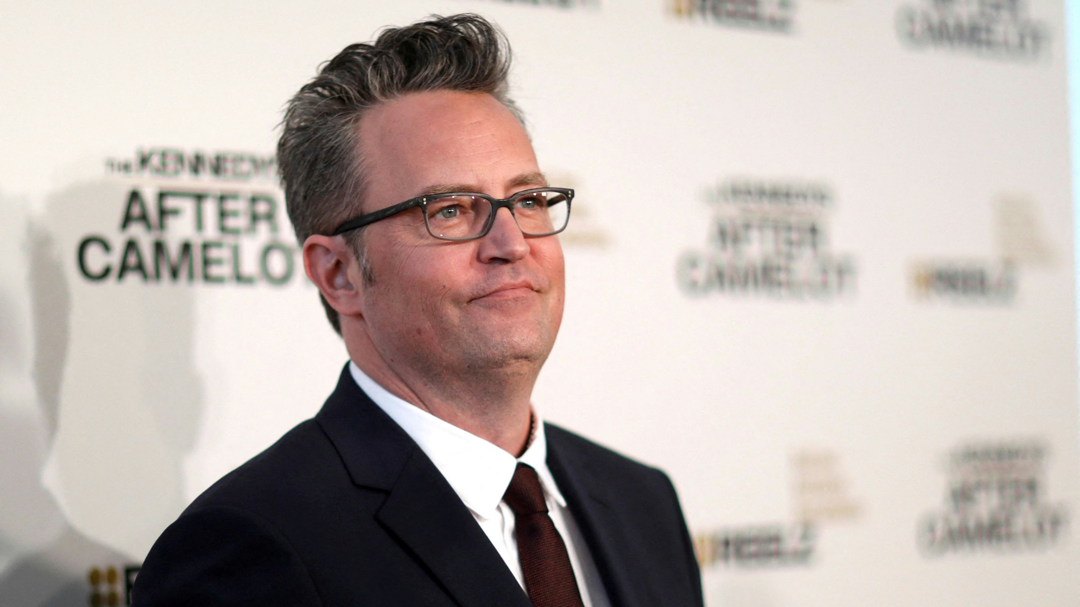 Der "Friends"-Star Matthew Perry ist in der Nacht auf Sonntag gestorben. Seine Eltern besuchten kurz darauf seine Villa.