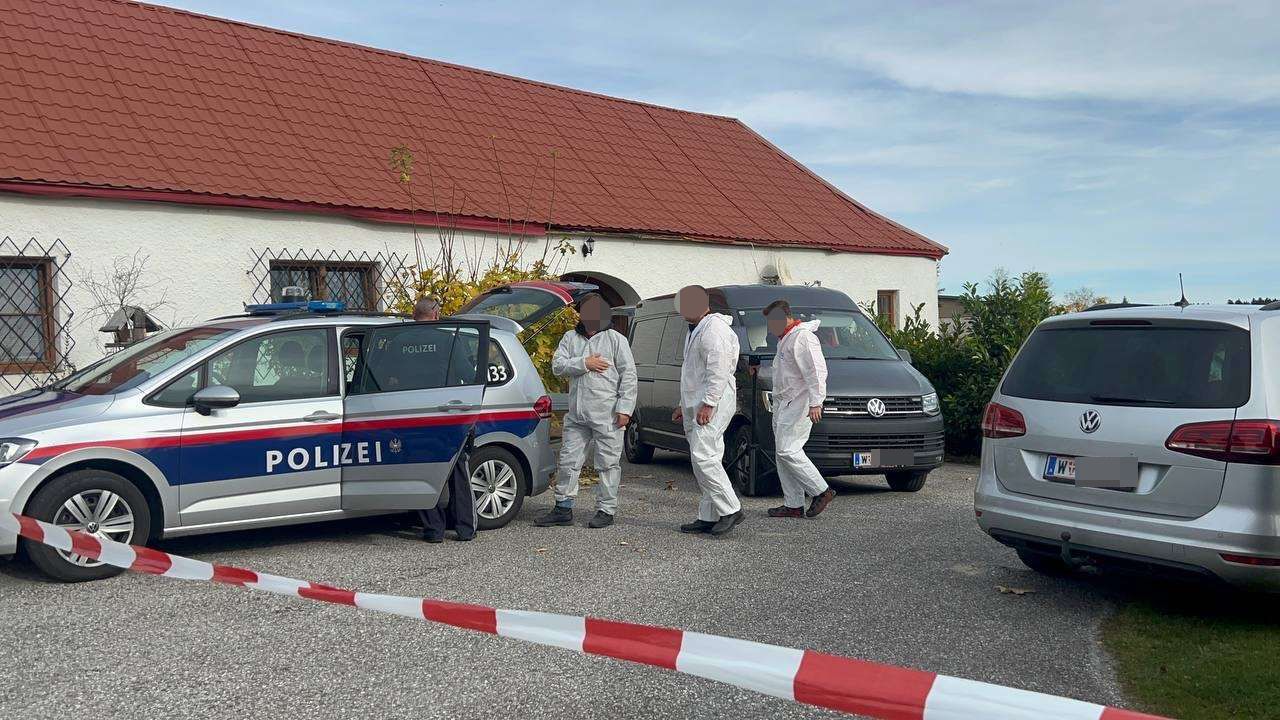 Der Tatort wird von den Beamten untersucht.