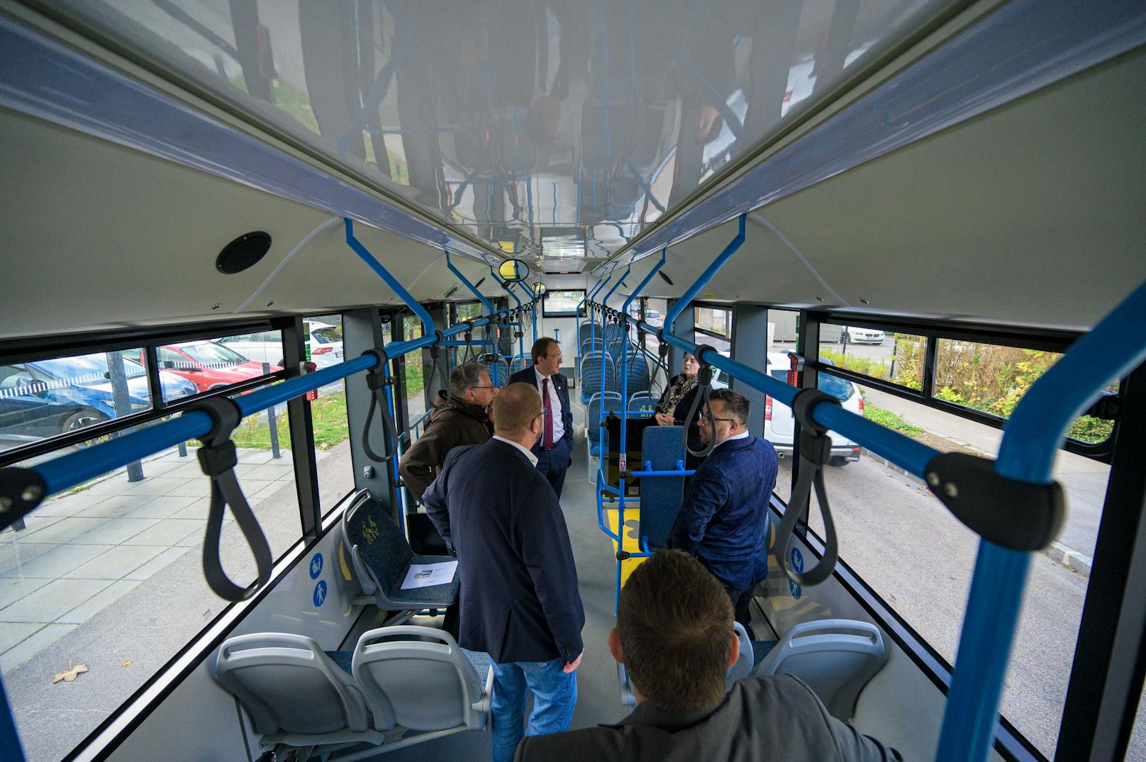 Bürgermeister Matthias Stadler mit Vertreter des Busbetreibers und des Busherstellers bei der Erstbesichtigung des Elektro-Ikarus.