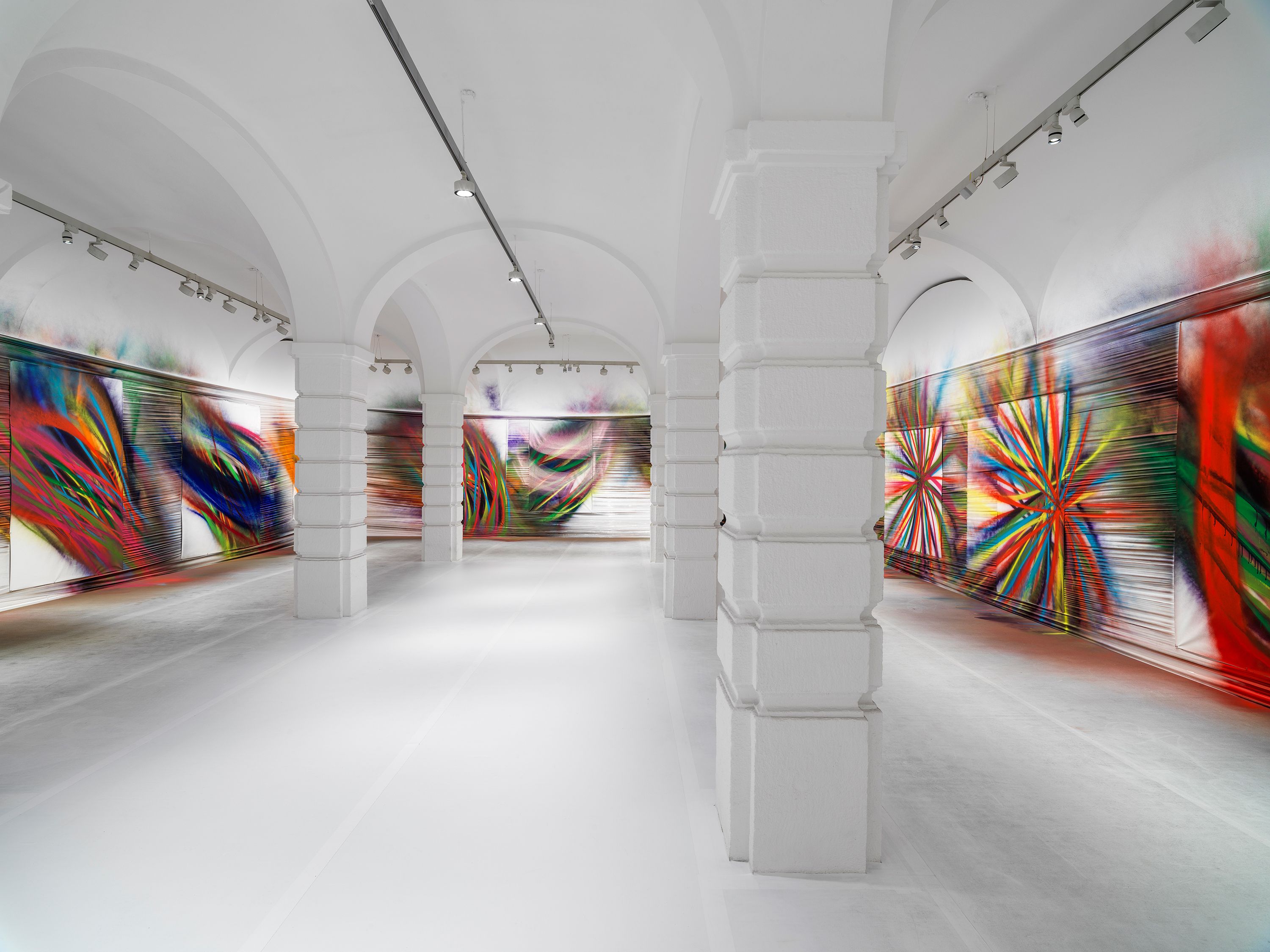 Katharina Grosse bricht in dieser Schau mit üblichen Museums-Gewohnheiten