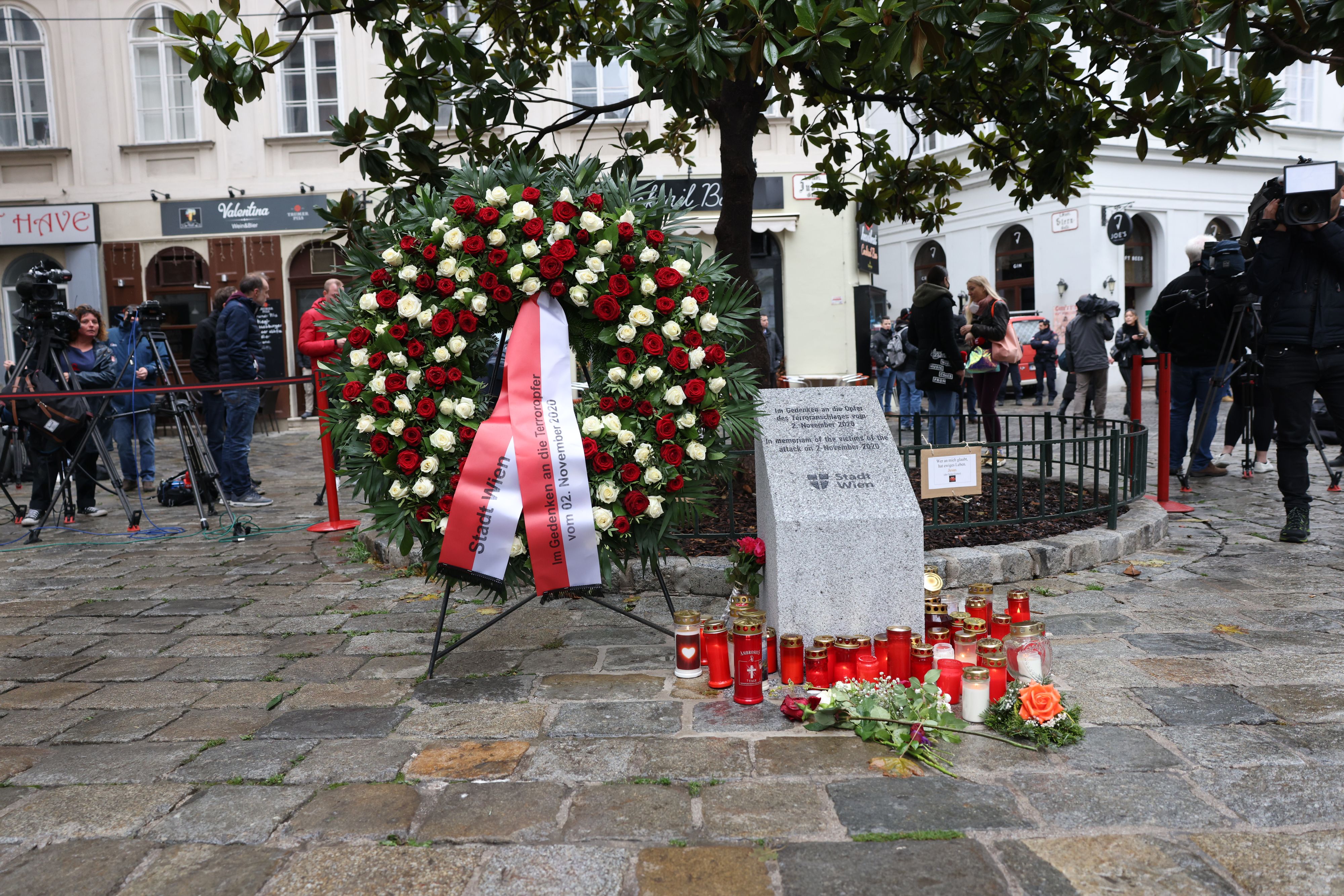 Zum Gedenken an die Opfer des Terroranschlags gibt es am Tatort nun einen Gedenkstein.