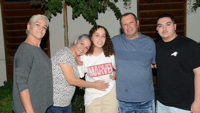 Die Soldatin ist wieder zurück bei ihrer Familie.