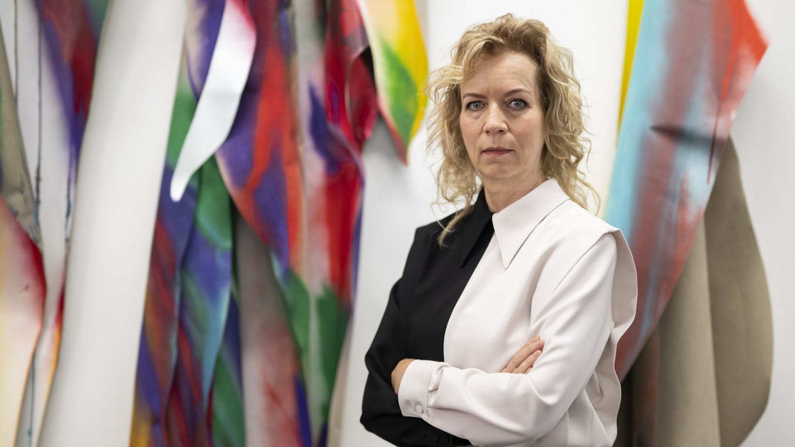 Katharina Grosse posiert vor ihrem Werk "Untitled 2021", das jetzt gerade bei ihrer Ausstellung "Studio Paintings, 1988-2022" im Kunstmuseum in Bern zu sehen ist.
