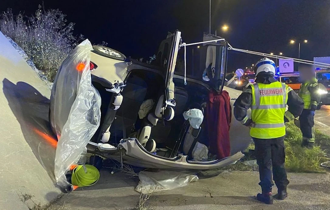 Der Fiat musste nach dem Crash aufgeschnitten werden.