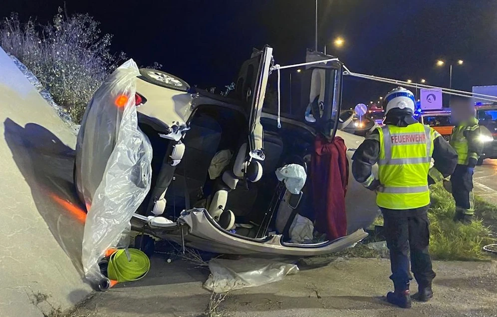 Der Fiat musste nach dem Crash aufgeschnitten werden.
