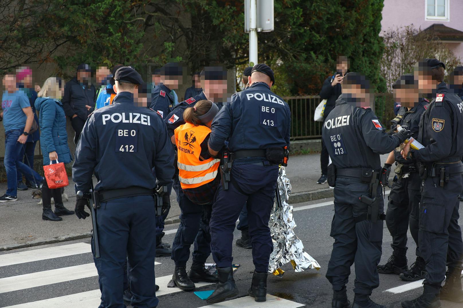 In Attnang-Puchheim klebten sich Aktivisten der "Letzen Generation" auf die Straße.