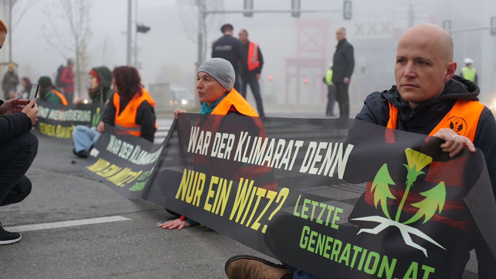 In St. Pölten legten die Klima-Kleber den Europaplatz und zwei weitere Orte nahe des Regierungsviertels lahm "und richteten ihre Forderungen ...
