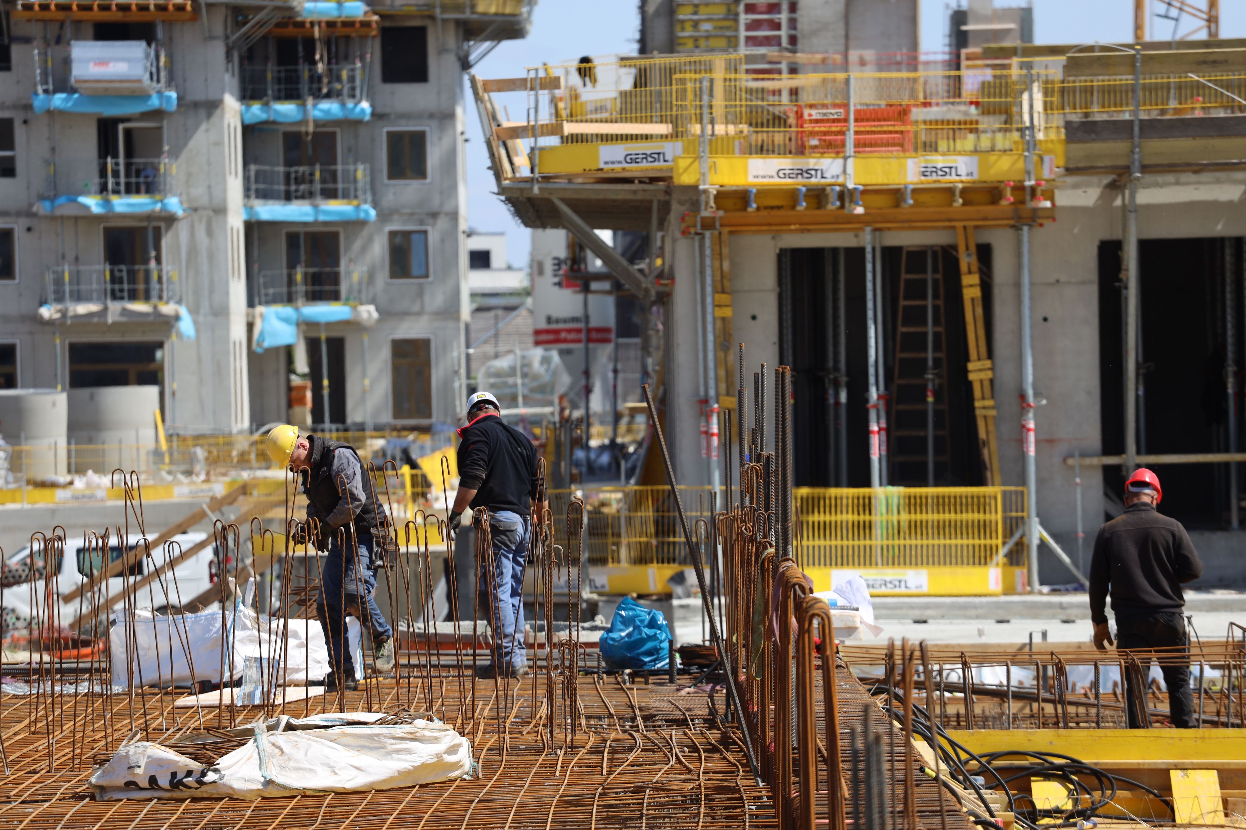 Sowohl in der Industrie als auch in der Bauwirtschaft setzte sich die rückläufige Entwicklung fort.