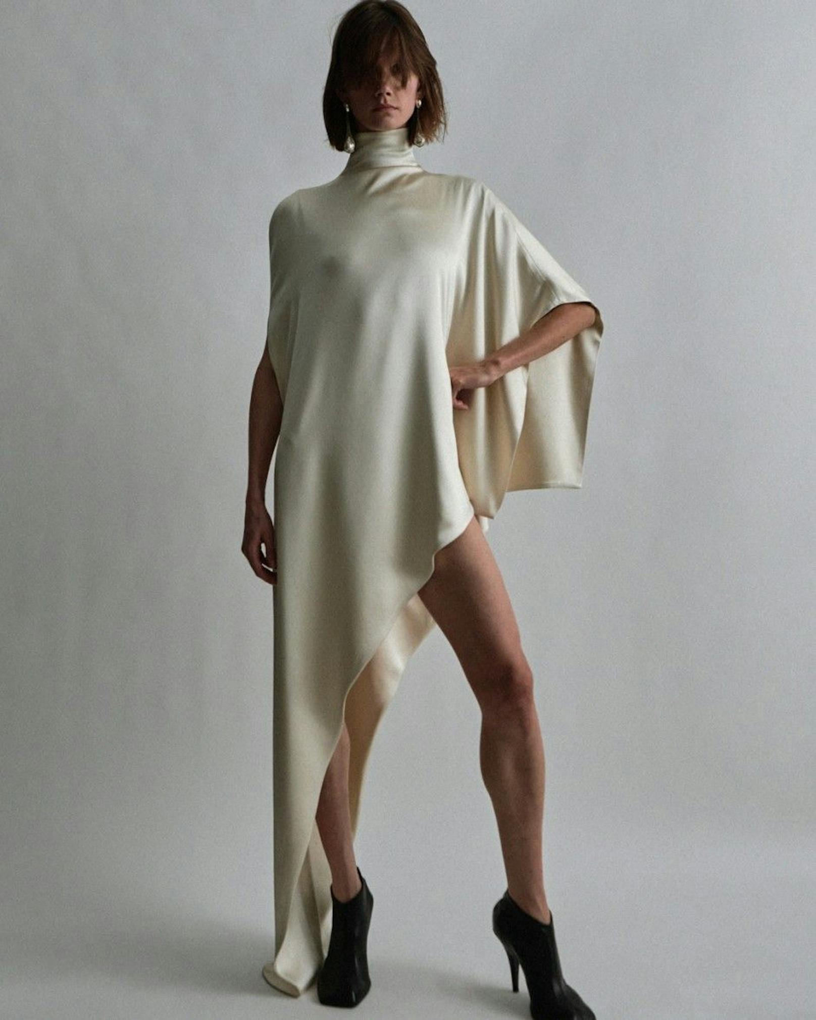 Phoebe Philo zeigt ihre Mode nicht auf dem Runway, sondern erstmal nur online. Die ersten 150 Teile verkauft sie als "Drop" auf ihrer Website. Darunter Zottel-Jacken und weit geschnittene Blazer aus luxuriösen Materialien.