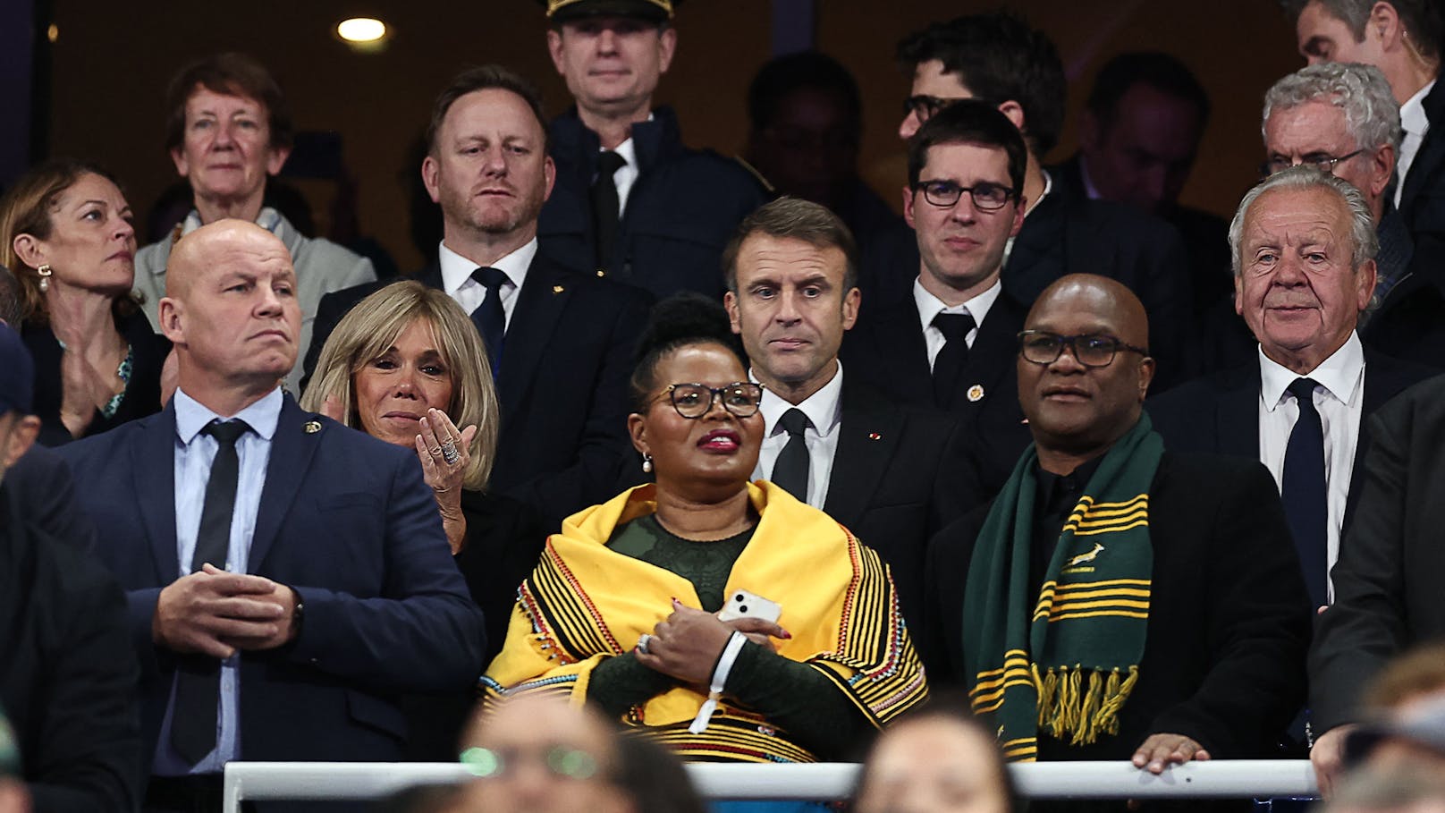 Auf der Tribüne waren außerdem Frankreichs Präsident Emmanuel Macron mit seiner Ehefrau Brigitte Macron bei der Rugby-WM.