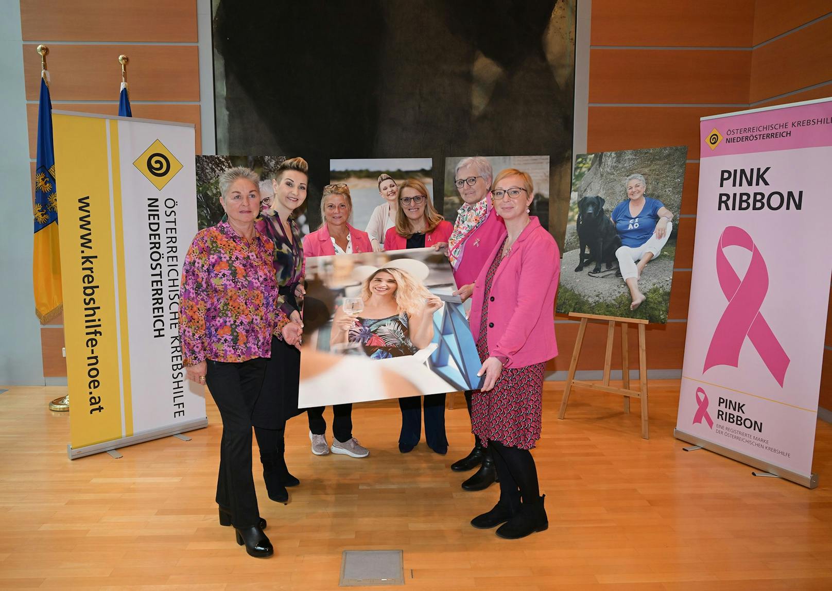 Zwölf Frauen aus Niederösterreich erzählten im Rahmen der zweijährigen Wanderausstellung Krebs & Kraft an ihren „Kraftplätzen“ über ihre Krebserkrankung. 