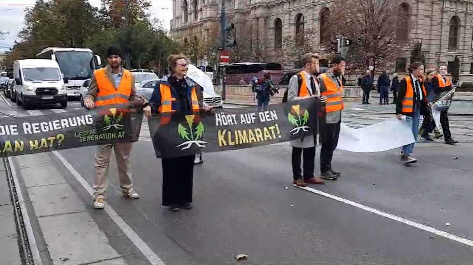 Neue Taktik der Klima-Aktivisten legt Wiener Ring lahm