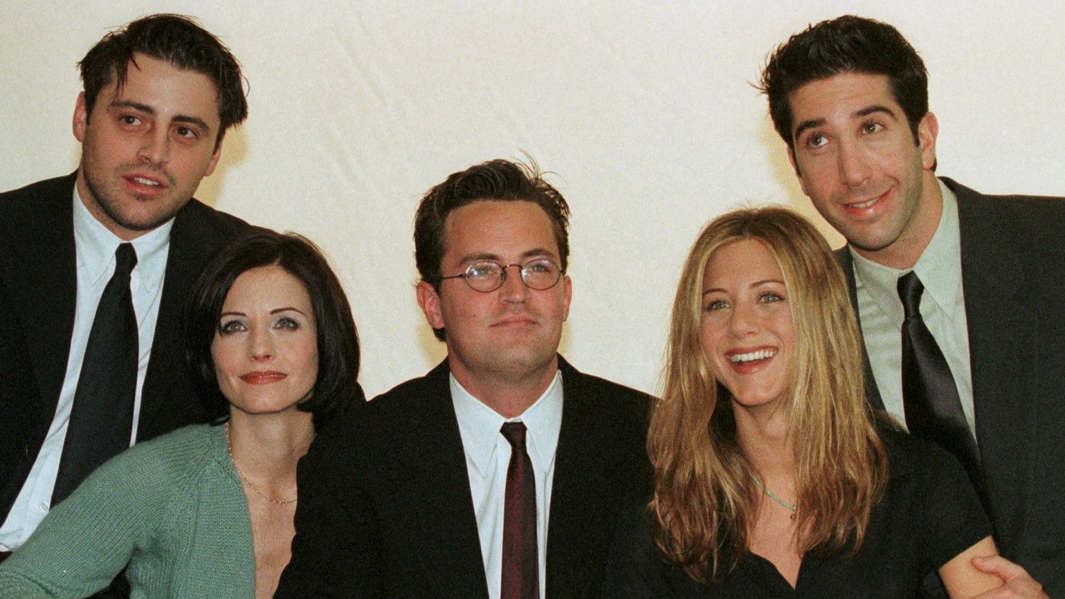 Mit der Serie "Friends" wurden Courteney Cox, Matt Le Blanc, Matthew Perry, David Schwimmer und Jennifer Aniston zu großen Stars. Die Schauspieler trauern um ihren Kollegen.
