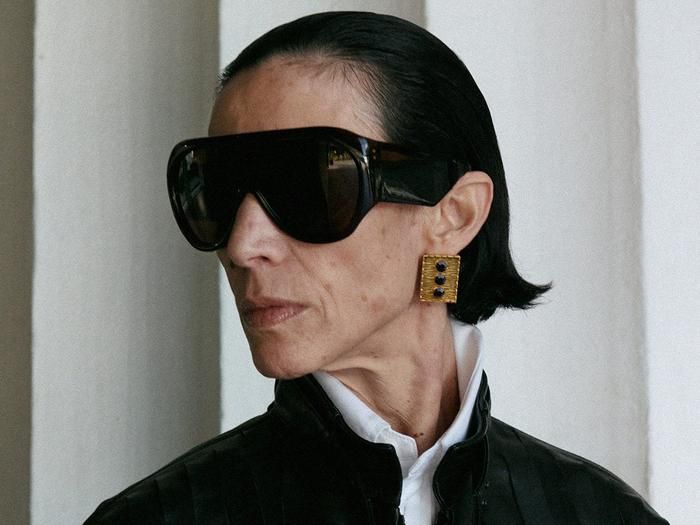 Phoebe Philo zeigt ihre Mode nicht auf dem Runway, sondern erstmal nur online. Die ersten 150 Teile verkauft sie als "Drop" auf ihrer Website. Darunter Zottel-Jacken und weit geschnittene Blazer aus luxuriösen Materialien.