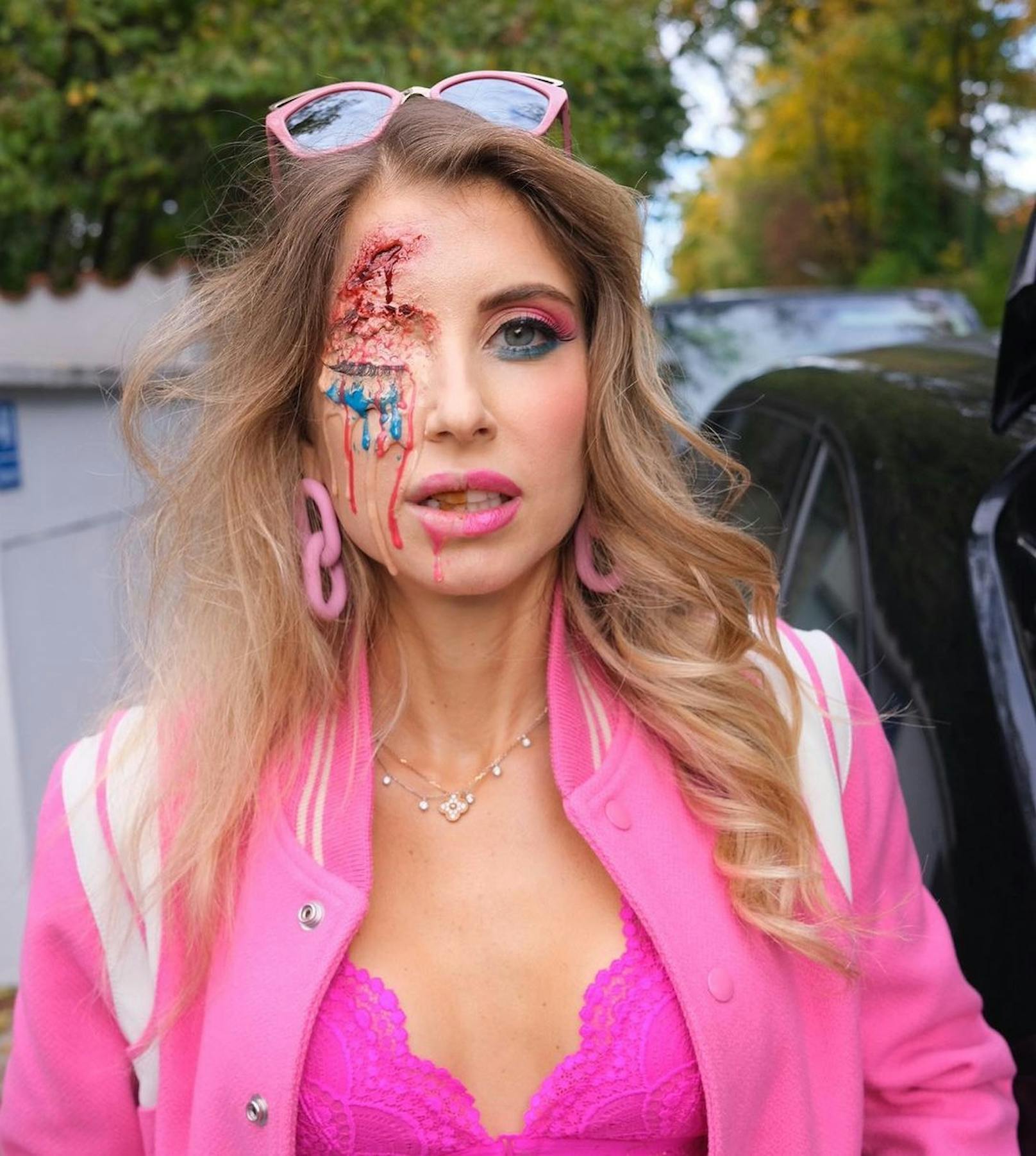 Cathy Hummels geht dieses Jahr zu Halloween als "Zombie Barbie" erklärt sie auf Social Media.