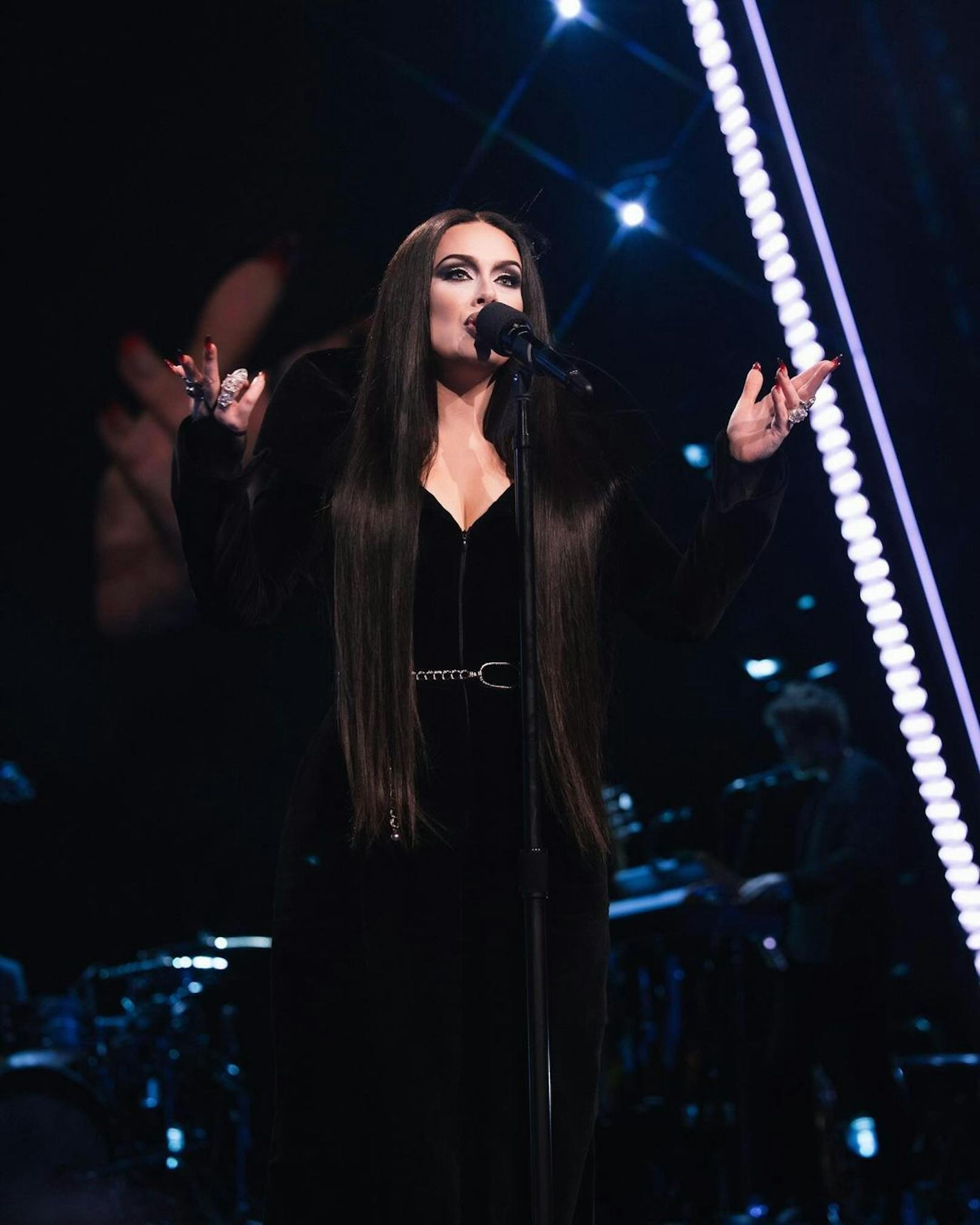 Adele performante bei ihrem Las Vegas Konzert als Morticia Addams der Addams Family.