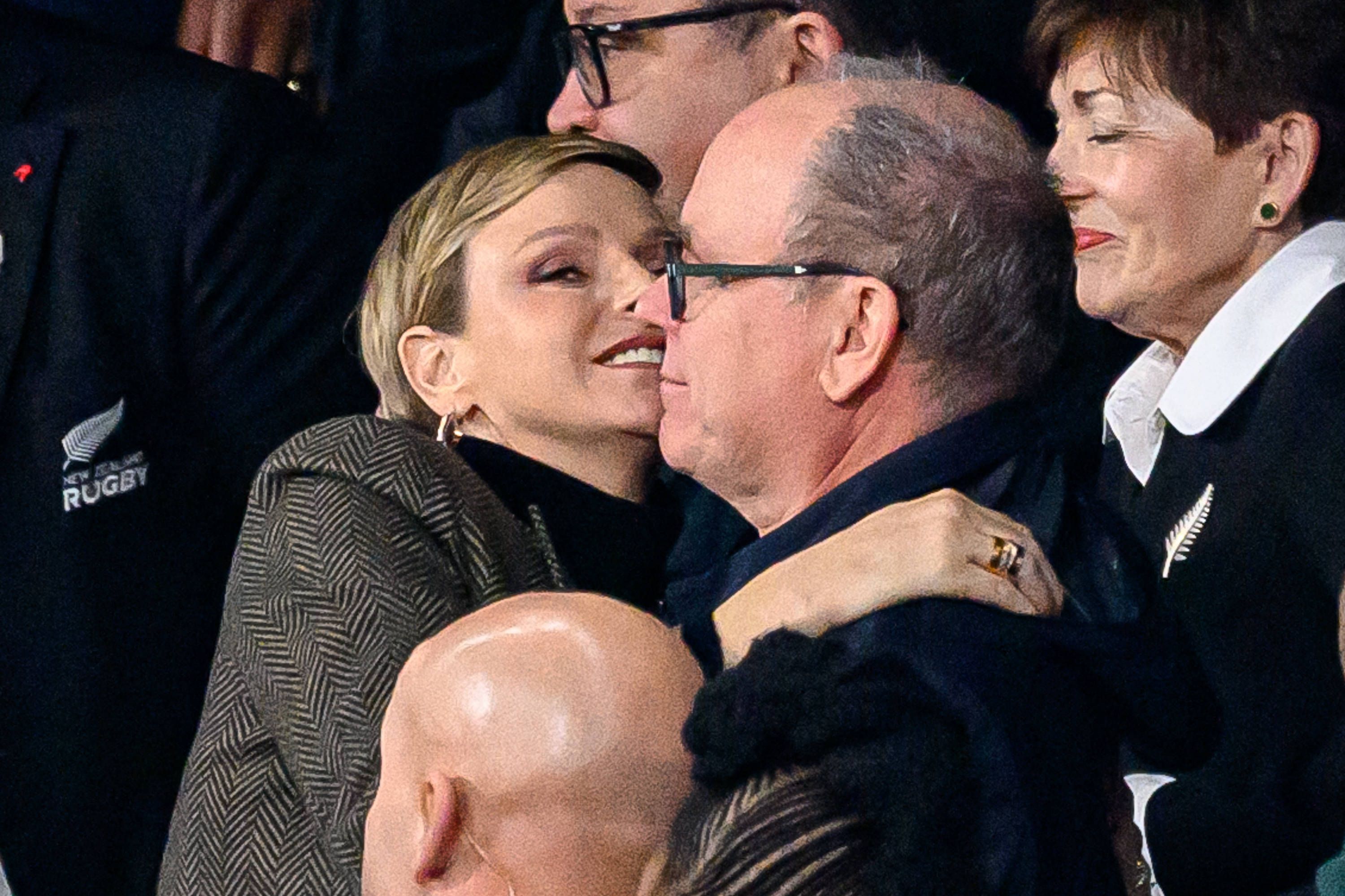 Charlène und Albert II zeigten sich beim Rugby in Paris.