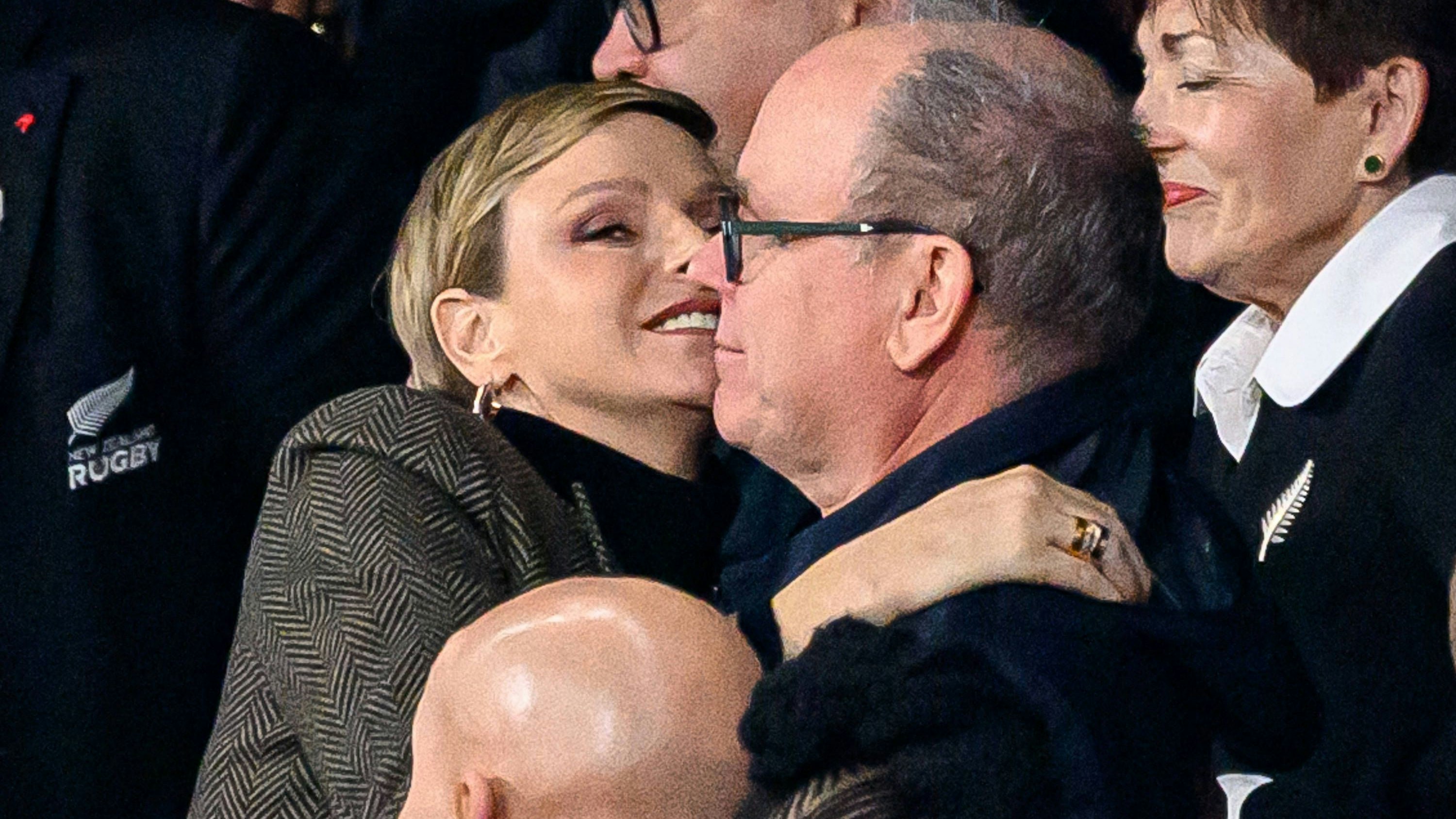 Charlène und Albert II zeigten sich beim Rugby in Paris.