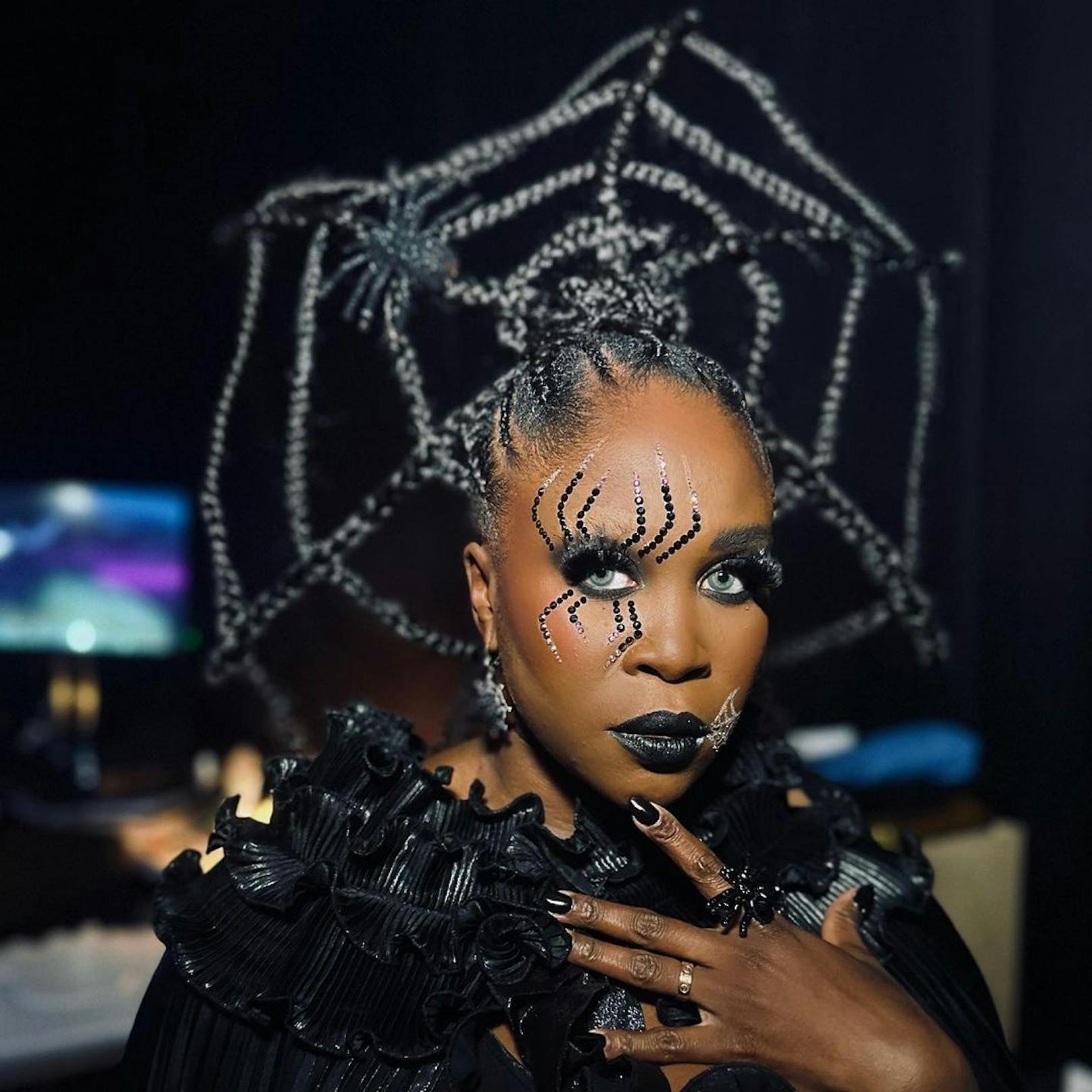 "Let's Dance"-Star Motsi Mabuse im Spinnen-Look für ihren Halloween-Auftritt im britischen TV.