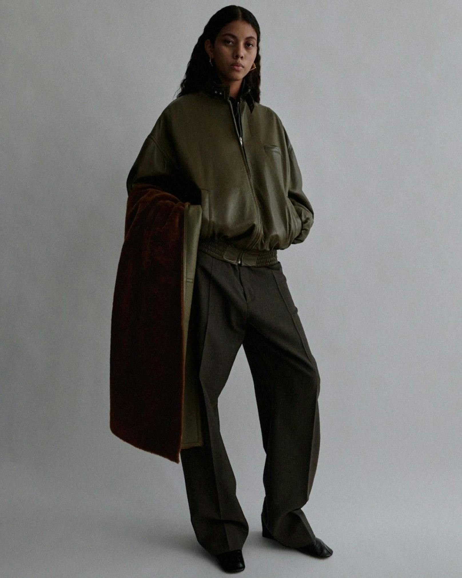Phoebe Philo zeigt ihre Mode nicht auf dem Runway, sondern erstmal nur online. Die ersten 150 Teile verkauft sie als "Drop" auf ihrer Website. Darunter Zottel-Jacken und weit geschnittene Blazer aus luxuriösen Materialien.