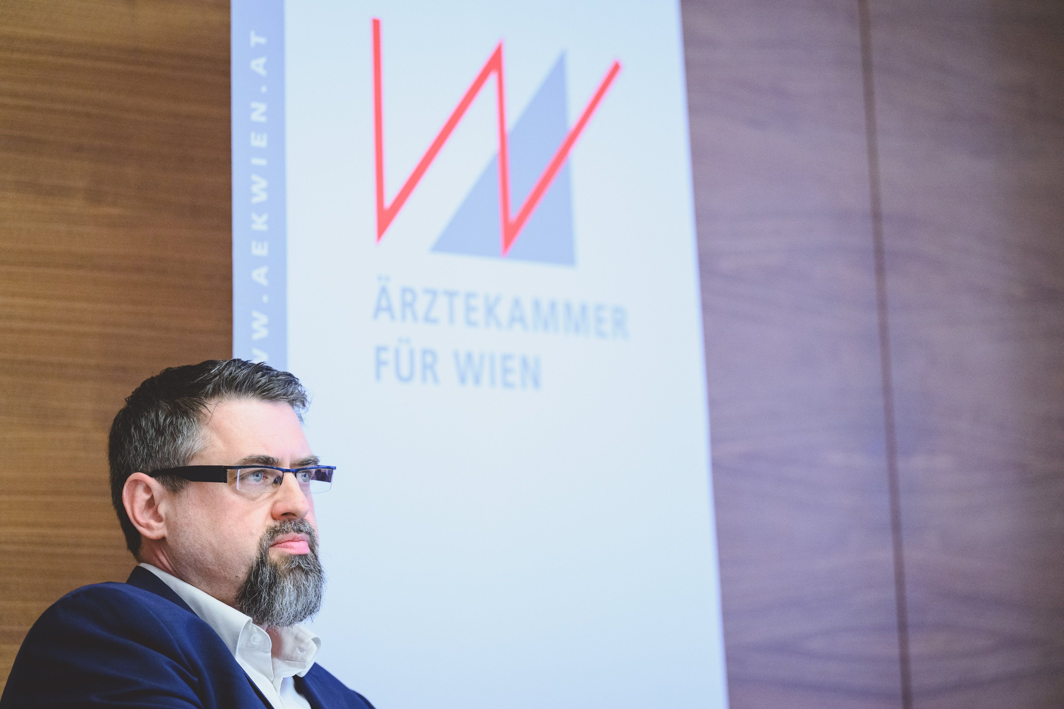 Der Vizepräsident der Ärztekammer Wien <strong>Stefan Ferenci</strong> steht in der Kritik, eine Kollegin rassistisch-sexistisch beleidigt zu haben.