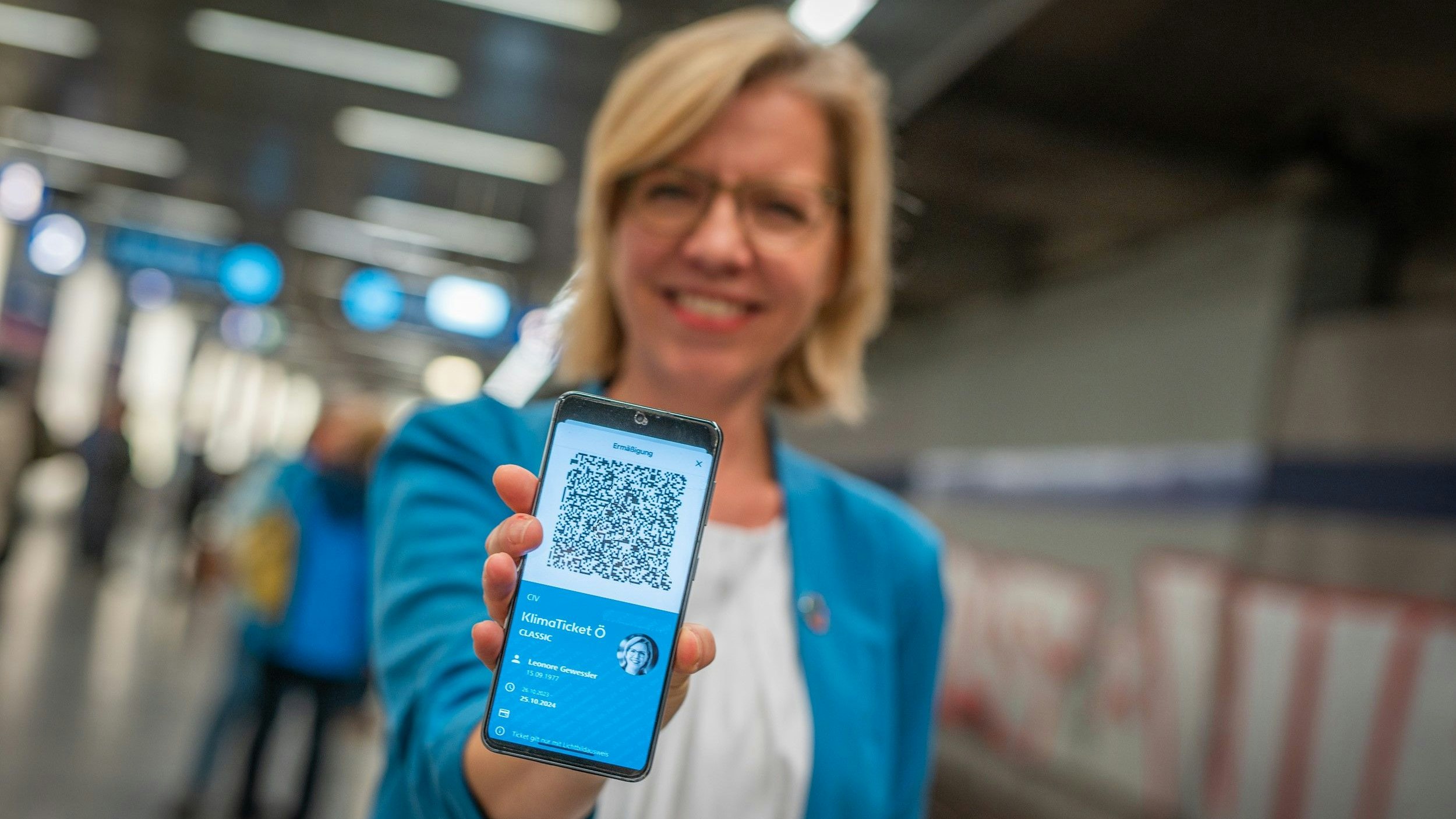 Das Klimaticket ist jetzt auch am Handy verfügbar, wie Klimaschutzministerin Leonore Gewessler vorzeigt.