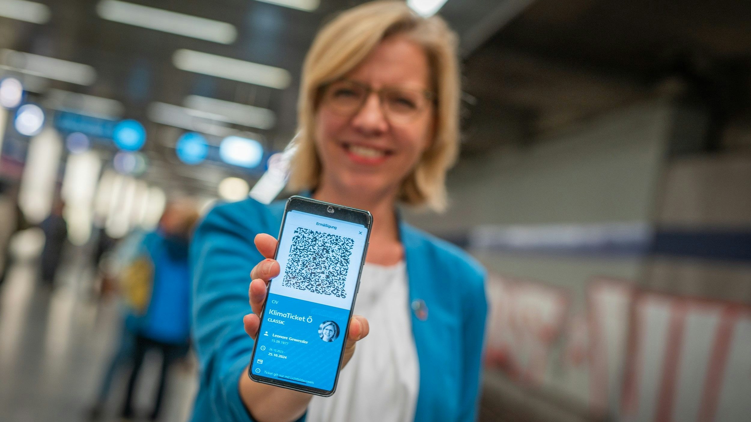 Das Klimaticket ist jetzt auch am Handy verfügbar, wie Klimaschutzministerin Leonore Gewessler vorzeigt.