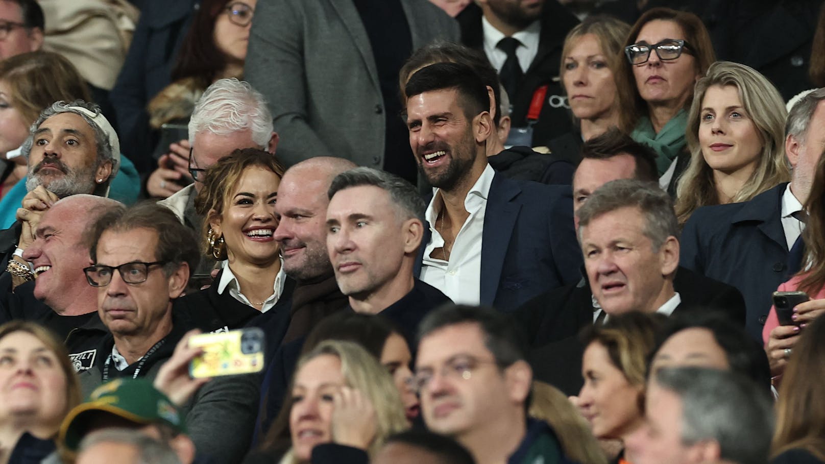 Am Samstag gewann Südafrika die Rugby-WM in Frankreich. Im Publikum saßen neben anderen Stars auch Rita Ora und Novak Djokovic, die sich das Endspiel zusammen anschauten. 