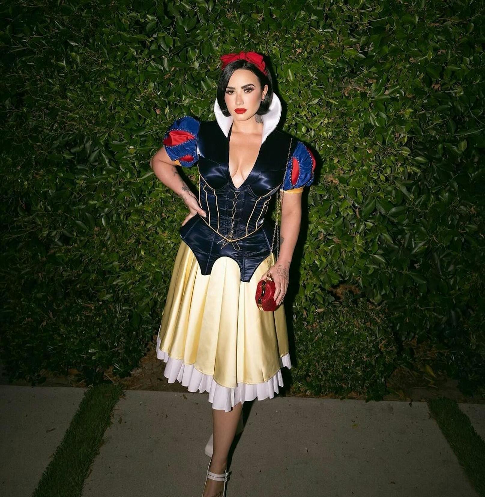 Der ehemalige Disney-Star Demi Lovato nimmt sich zu Halloween einem anderen Disney-Charakter an und verkleidet sich als Schneewittchen.