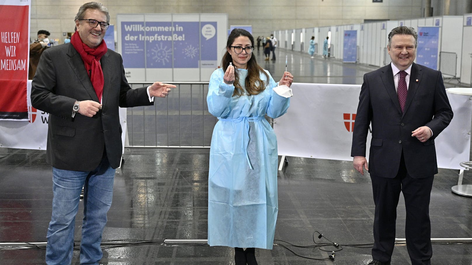 Mit der Allgemeinmedizinerin <strong>Naghme Kamaleyan-Schmied</strong> (Mitte, neben Wiens Bürgermeister Michael Ludwig und Sozialstadtrat Peter Hacker) wurde erstmals eine Frau zur Kurienobfrau der Niedergelassenen Ärztinnen und Ärzte gewählt.