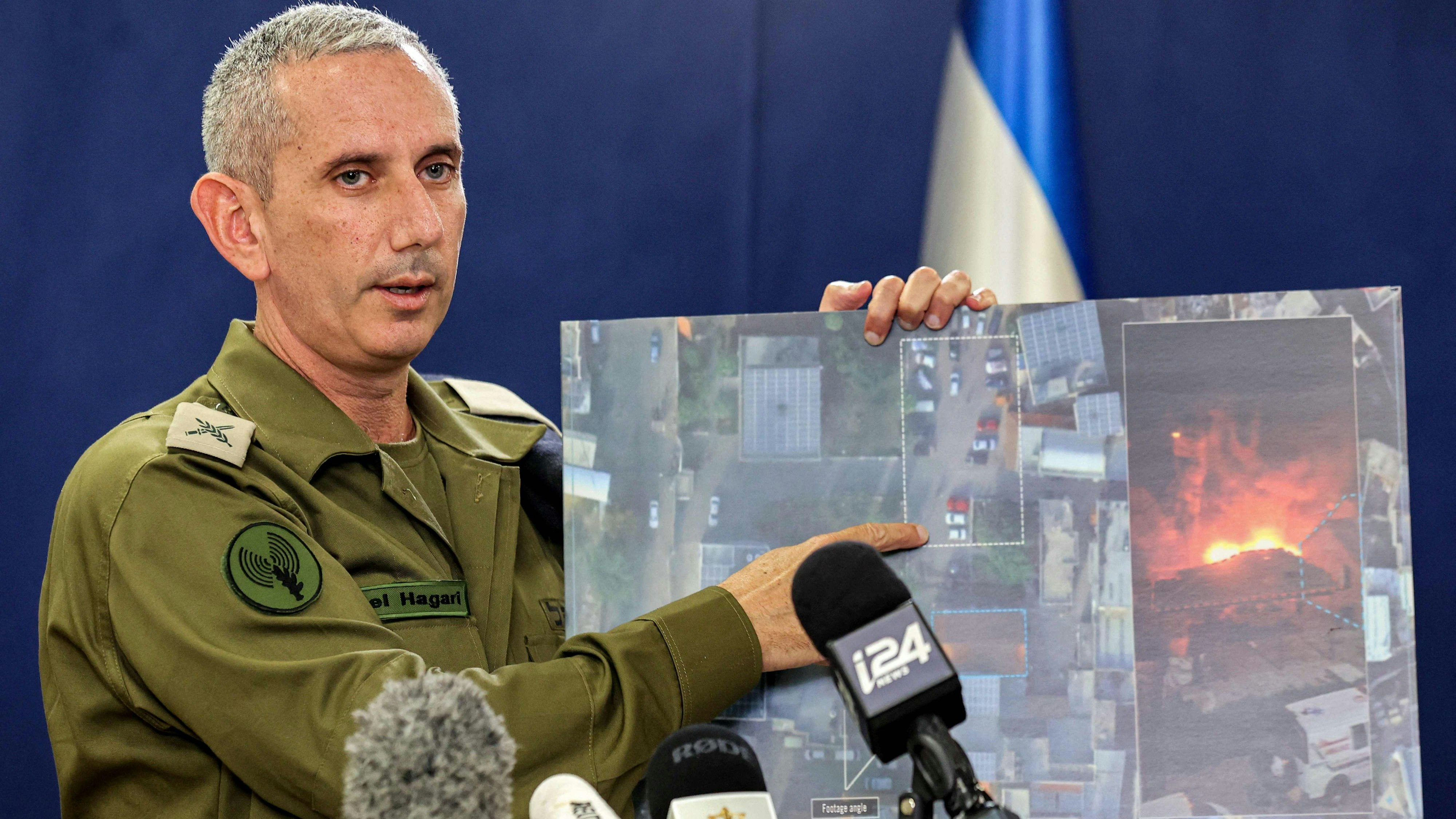 Download von www.picturedesk.com am 31.10.2023 (13:33).  Israeli army spokesman Rear Admiral Daniel Hagari speaks to the press from The Kirya, which houses the Israeli Ministry of Defence, in Tel Aviv on October 18, 2023. A blast ripped through a hospital in war-torn Gaza killing hundreds of people late on October 17, sparking global condemnation and angry protests around the Muslim world. Spokesman Hagari told a press briefing that at the time of the incident, the Israeli army was not conducting air operations near the hospital and the rockets that hit the building did not match theirs. (Photo by GIL COHEN-MAGEN / AFP) - 20231018_PD1534 - Rechteinfo: Rights Managed (RM) Nur für redaktionelle Nutzung! Werbliche Nutzung erfordert Freigabe: bitte schicken Sie uns eine Anfrage.