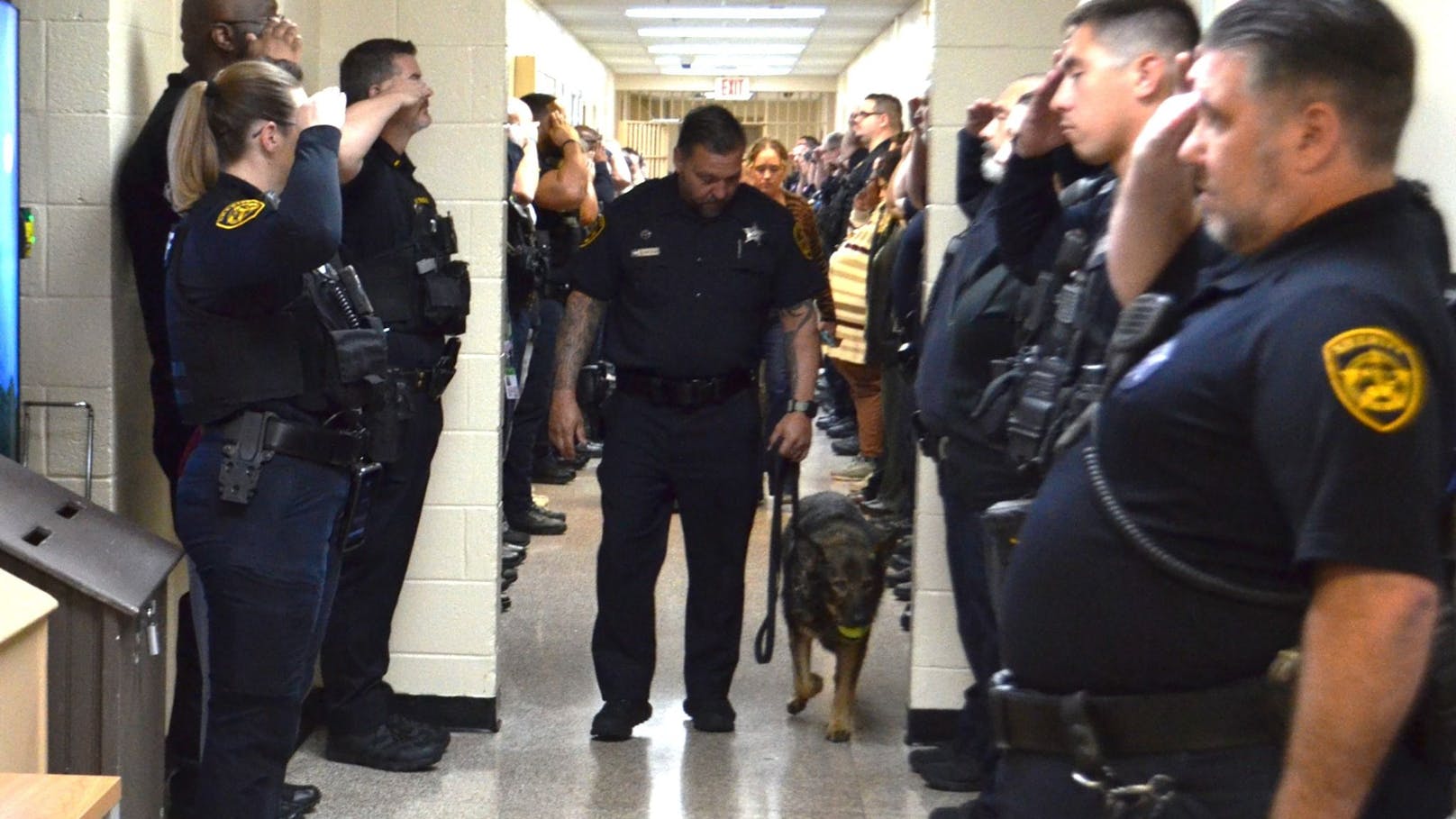 Die Polizisten von Virginia Beach haben Drogen-Spürhund Candy am 23. Oktober die letzte Ehre erwiesen.