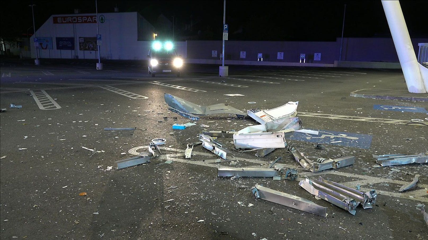 Ein Trümmerfeld erwartete die Einsatzkräfte in der Nacht auf Allerheiligen am Parkplatz des Eurospar.