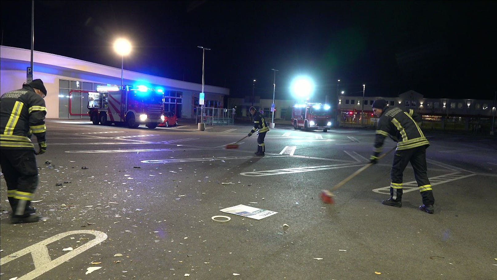 Die Feuerwehr reinigte den Parkplatz.