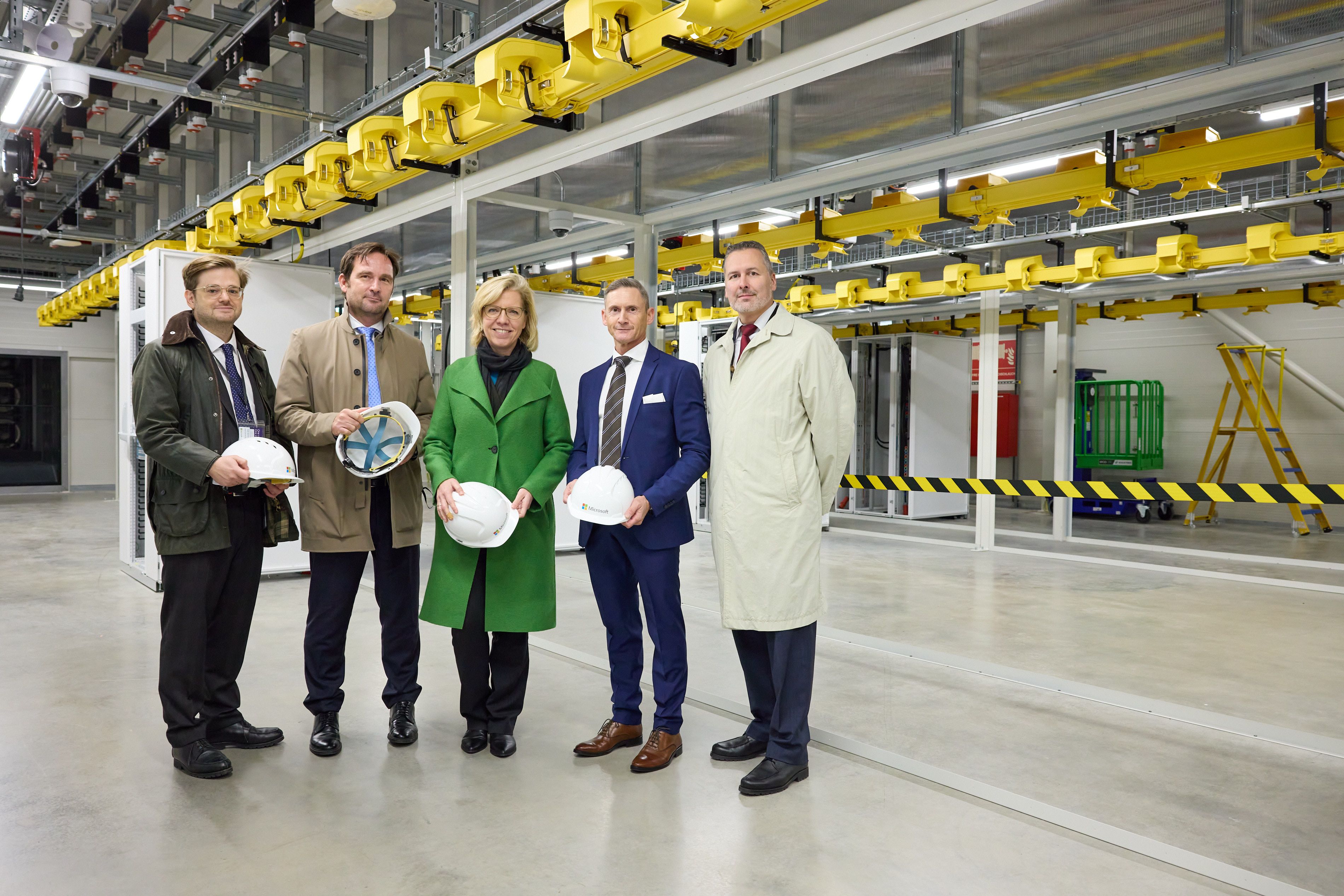 Im Bild: Martin Hörmann (Government Affairs Director bei Microsoft Österreich), Hermann Erlach (General Manager bei Microsoft Österreich), Leonore Gewessler (BM für Klimaschutz, Umwelt, Energie, Mobilität, Innovation & Technologie), Bernd Konnerth (Public Sector Lead bei Microsoft Österreich) & Florian Slezak (Cloud Region Lead bei Microsoft Österreich).