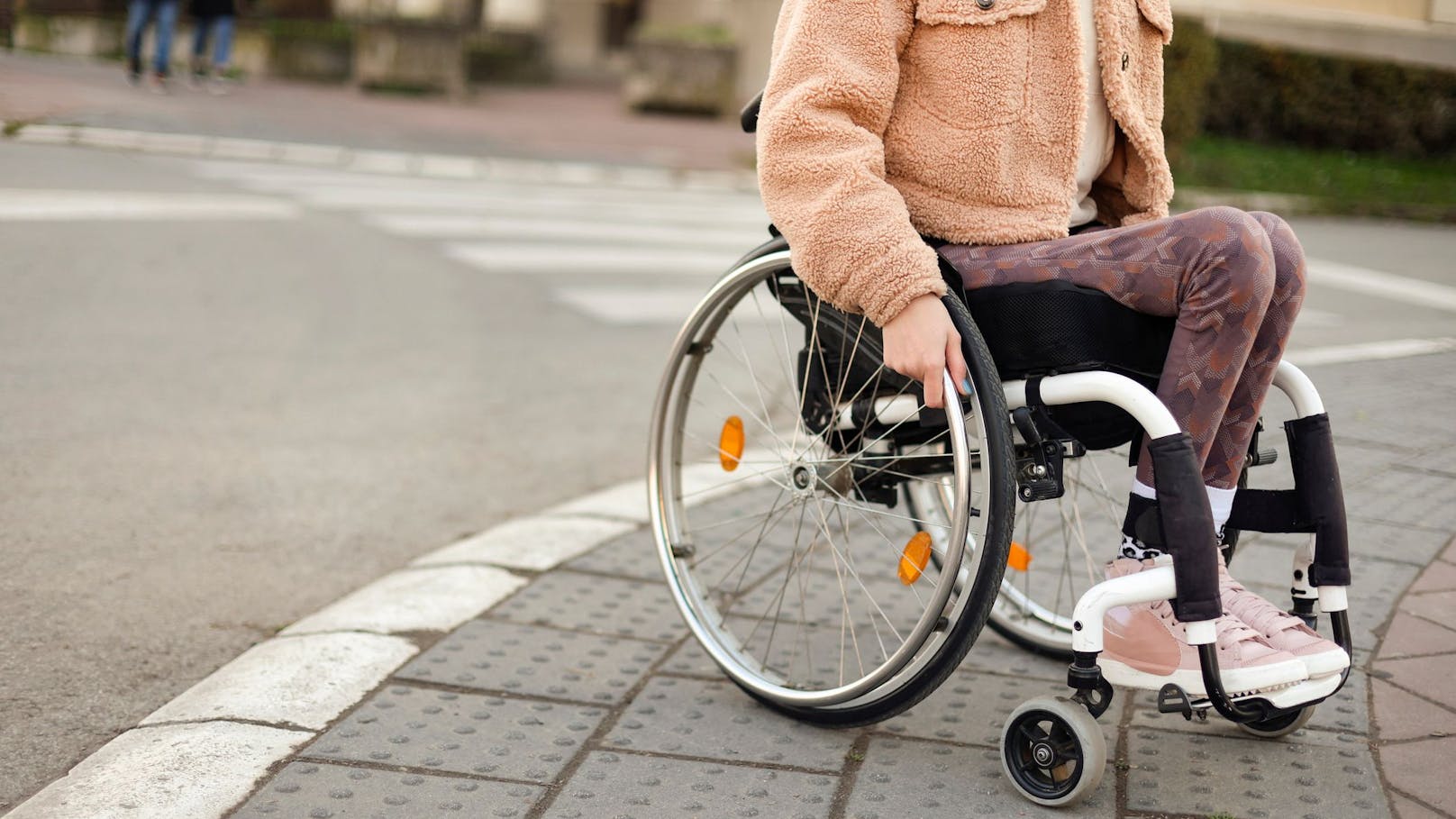 Pkw-Lenker fährt Rollstuhl-Mädchen auf Zebrastreifen um